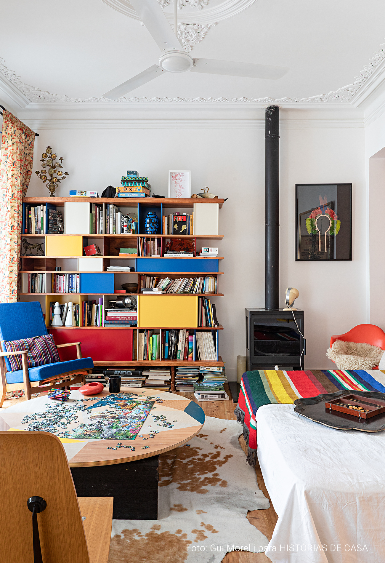 Apartamento em Portugal com decoração colorida e uso criativo dos móveis e objetos