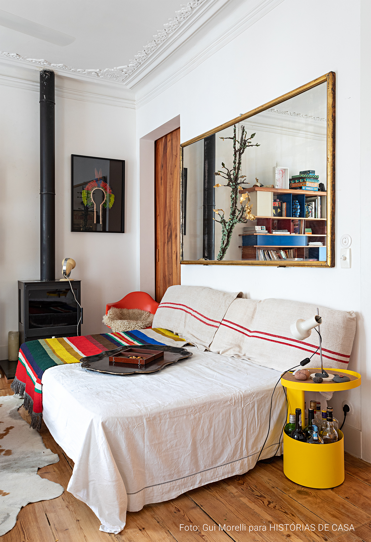 Apartamento em Portugal com decoração colorida e uso criativo dos móveis e objetos