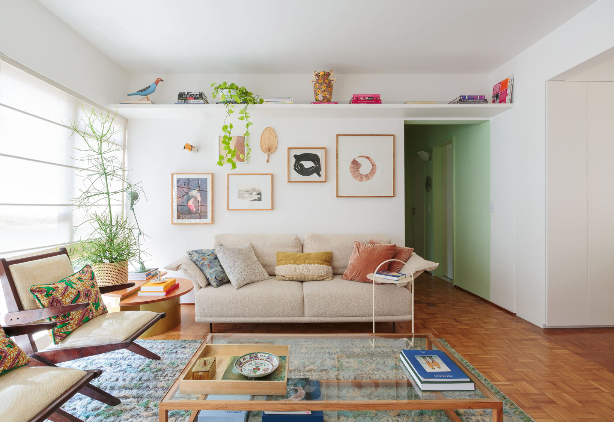 Apartamento colorido com sala integrada e ar-condicionado