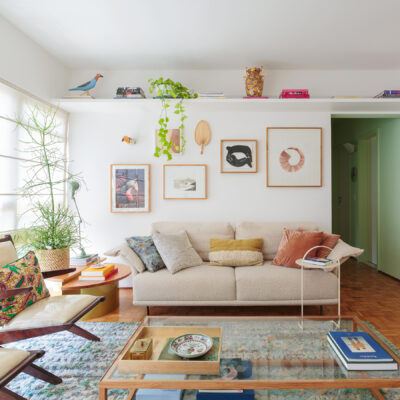 Apartamento colorido com sala integrada e ar-condicionado