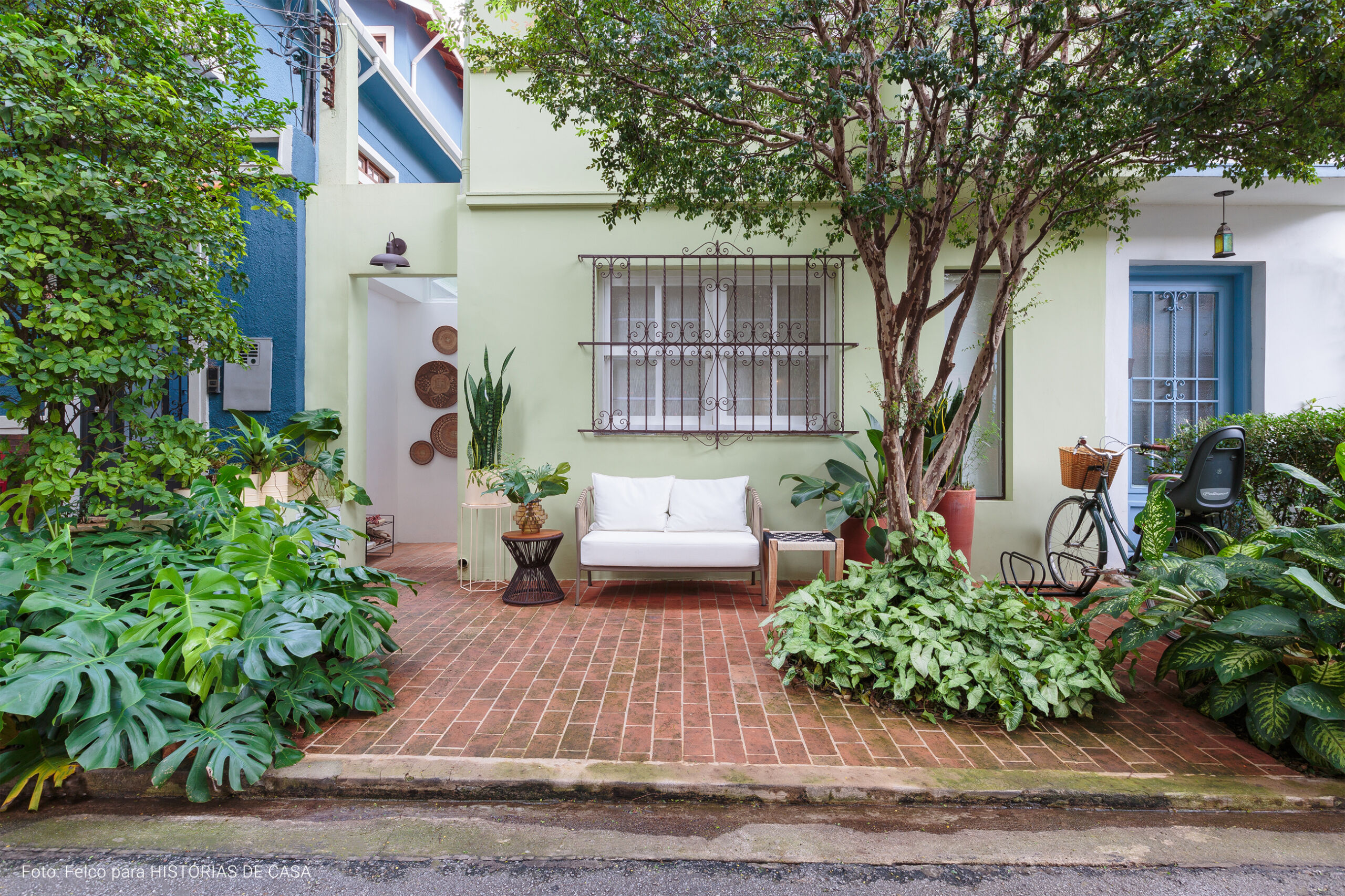 Casa de vila com decoração acolhedora em tons leves, plantas e materiais naturais