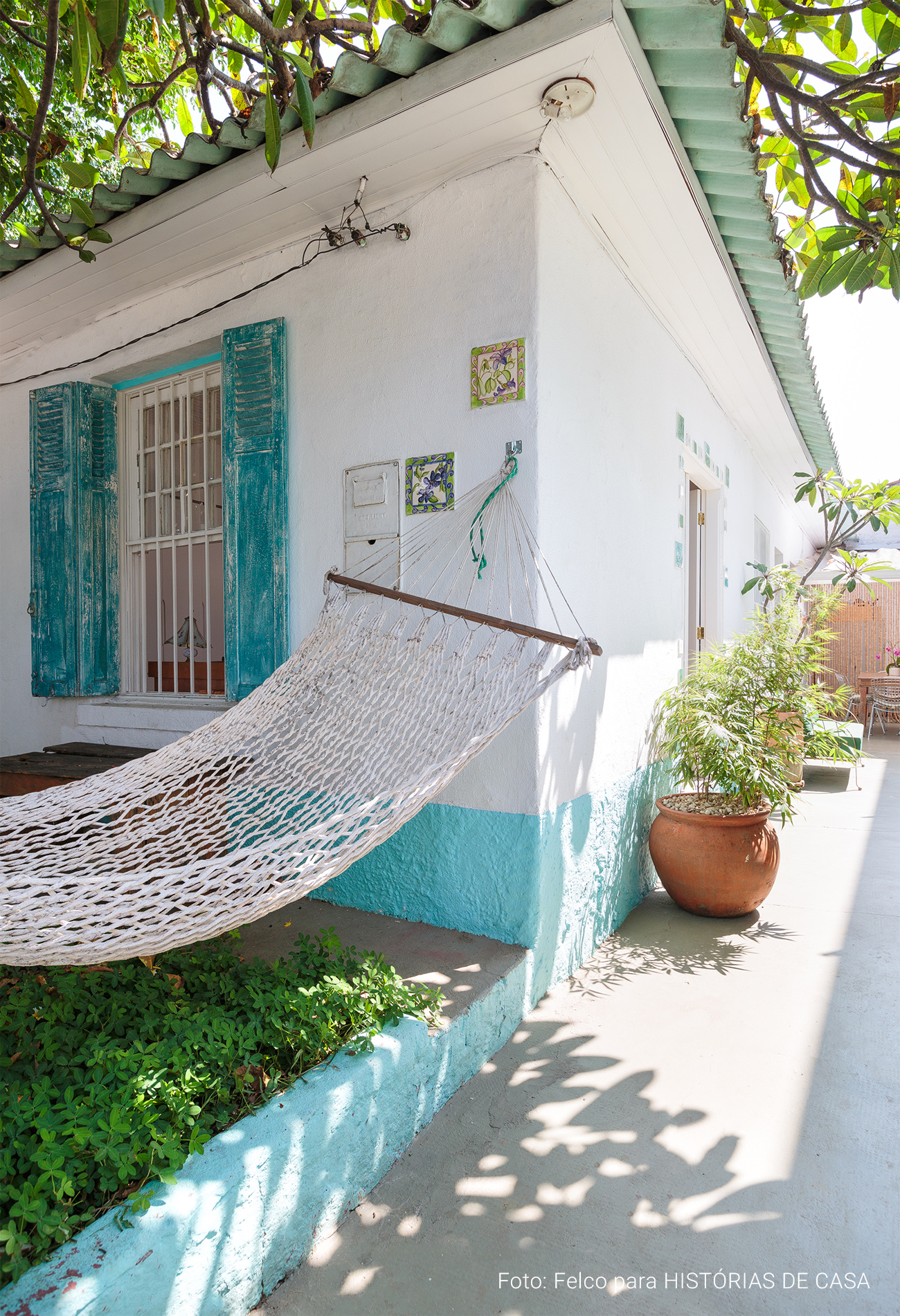 Casa charmosa com clima de praia e decoração com objetos garimpados e vintage