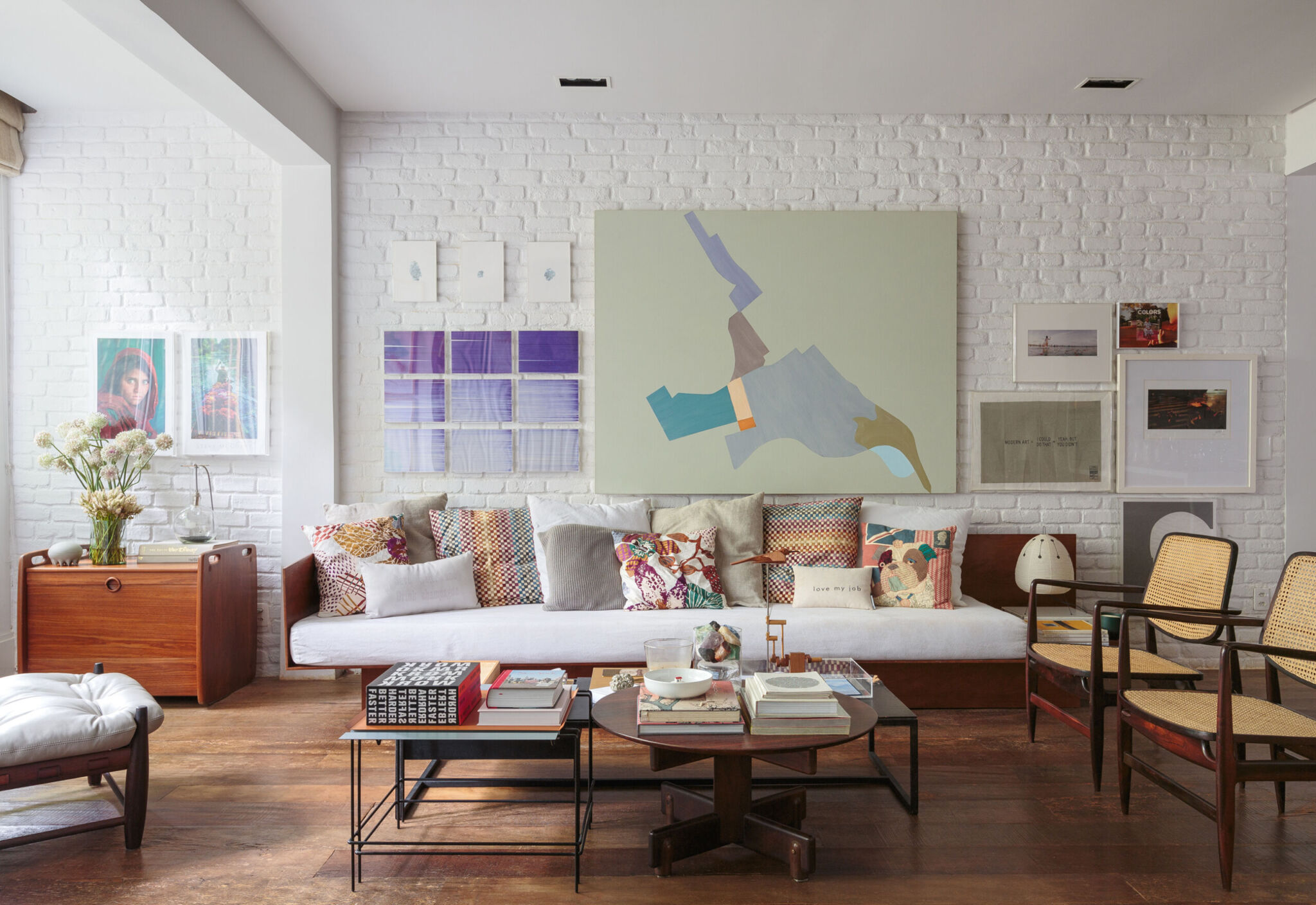 Apartamento em tons neutros com parede de tijolinho branco