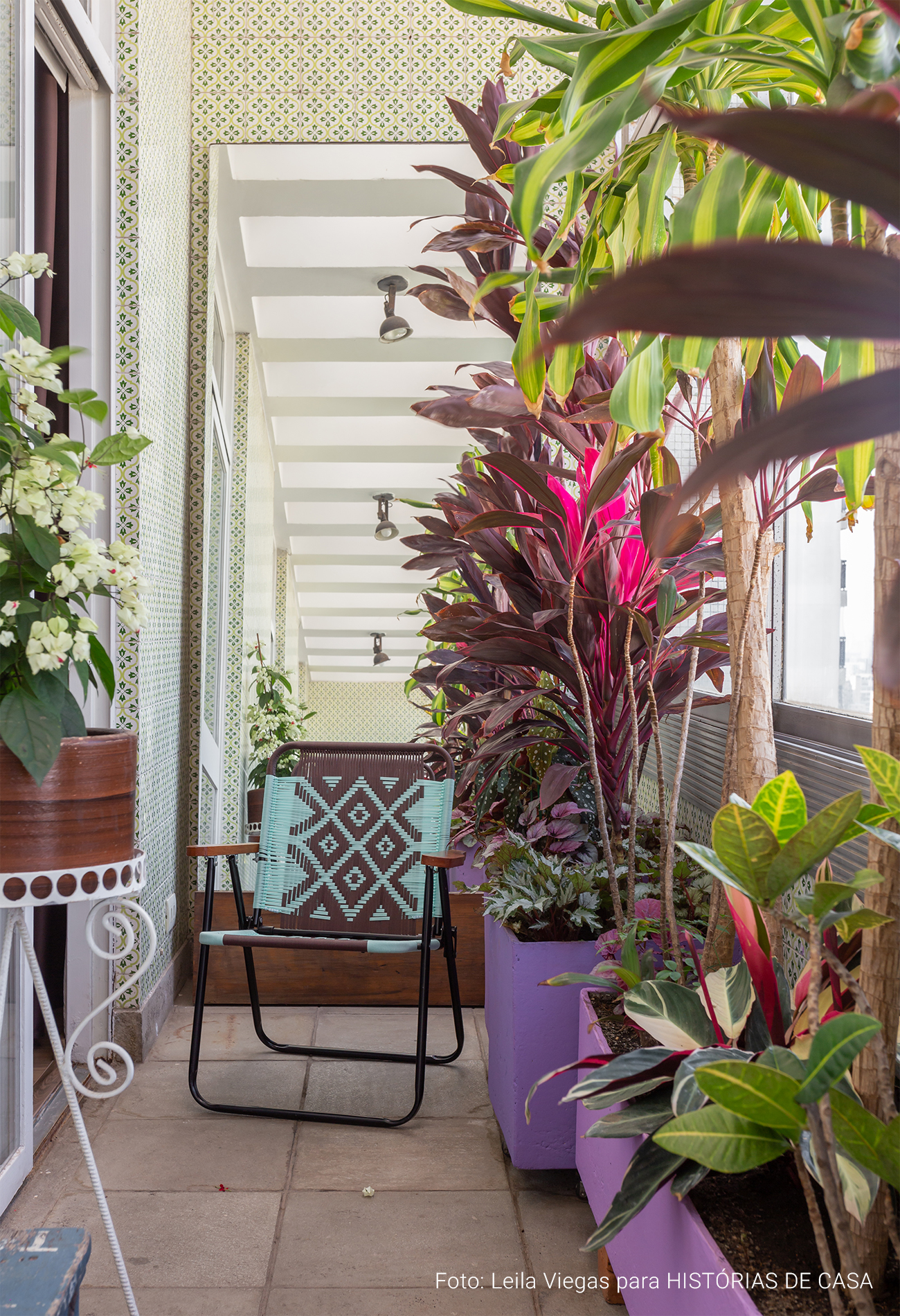 Apartamento colorido e criativo com muitas plantas e objetos de decoração afetivos