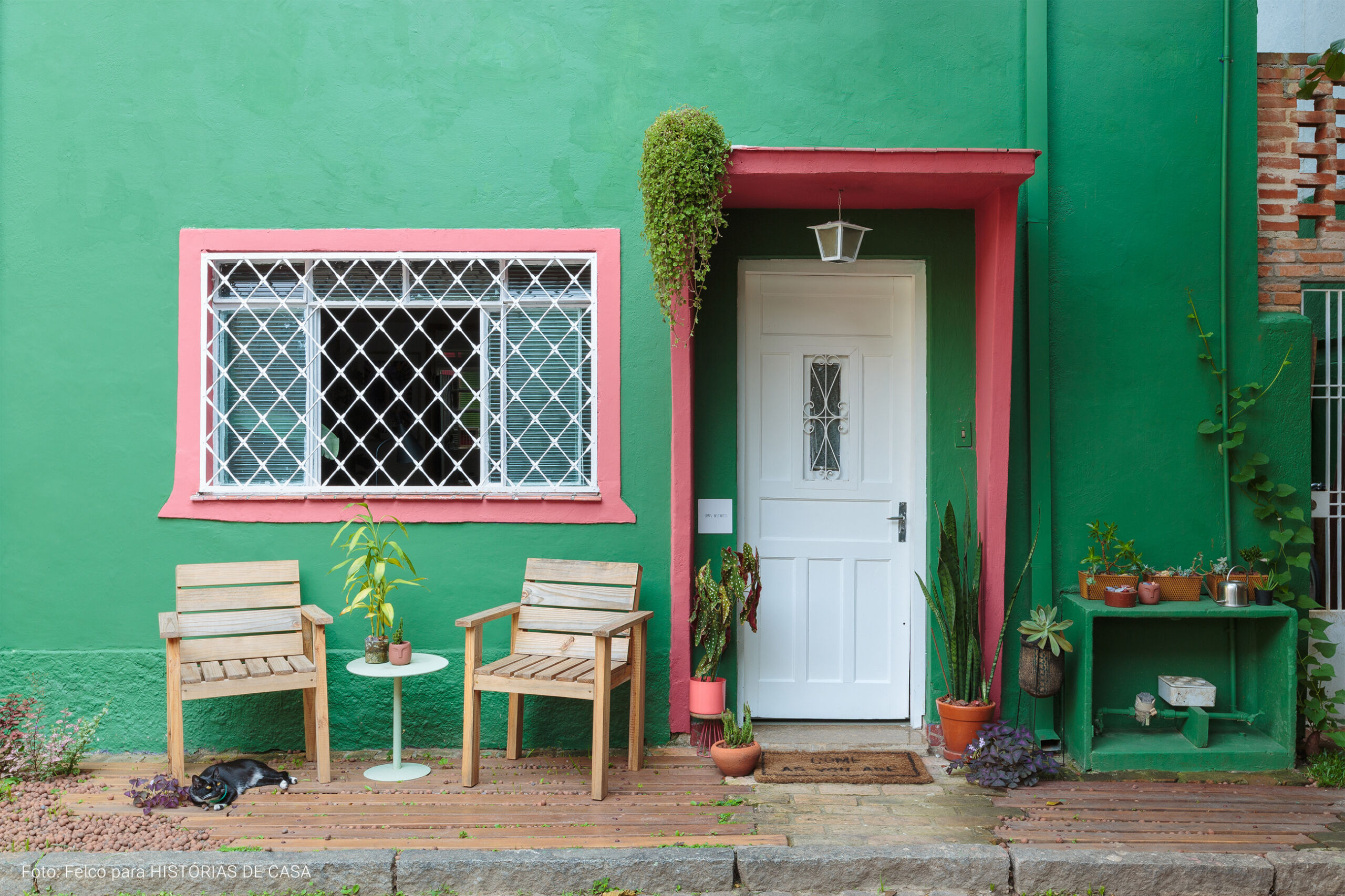 Casa de vila colorida, com fachada verde, quintal e ambientes integrados