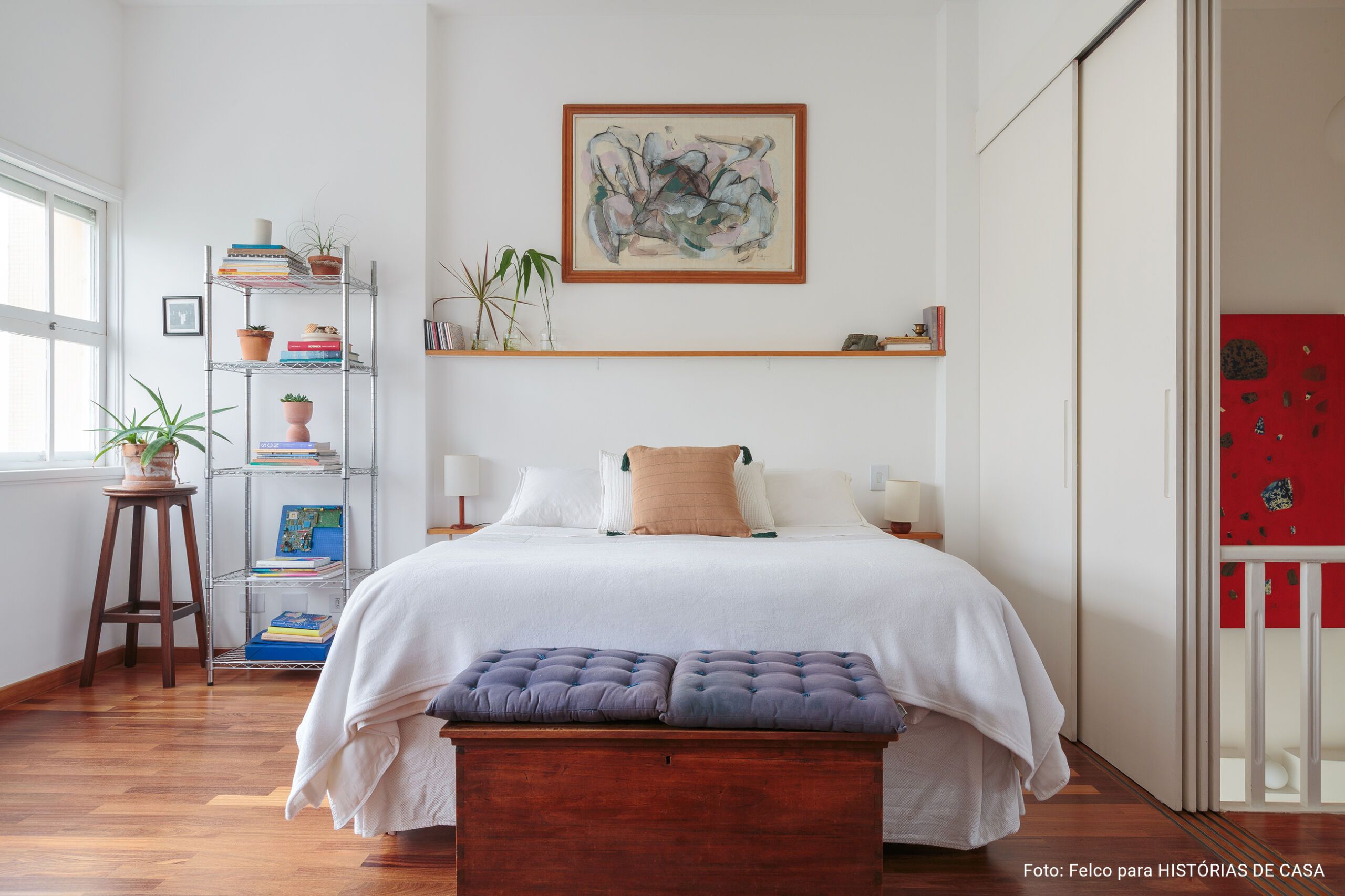 Apartamento com piso claro decorado com tons neutros, madeira e plantas no Histórias de Casa