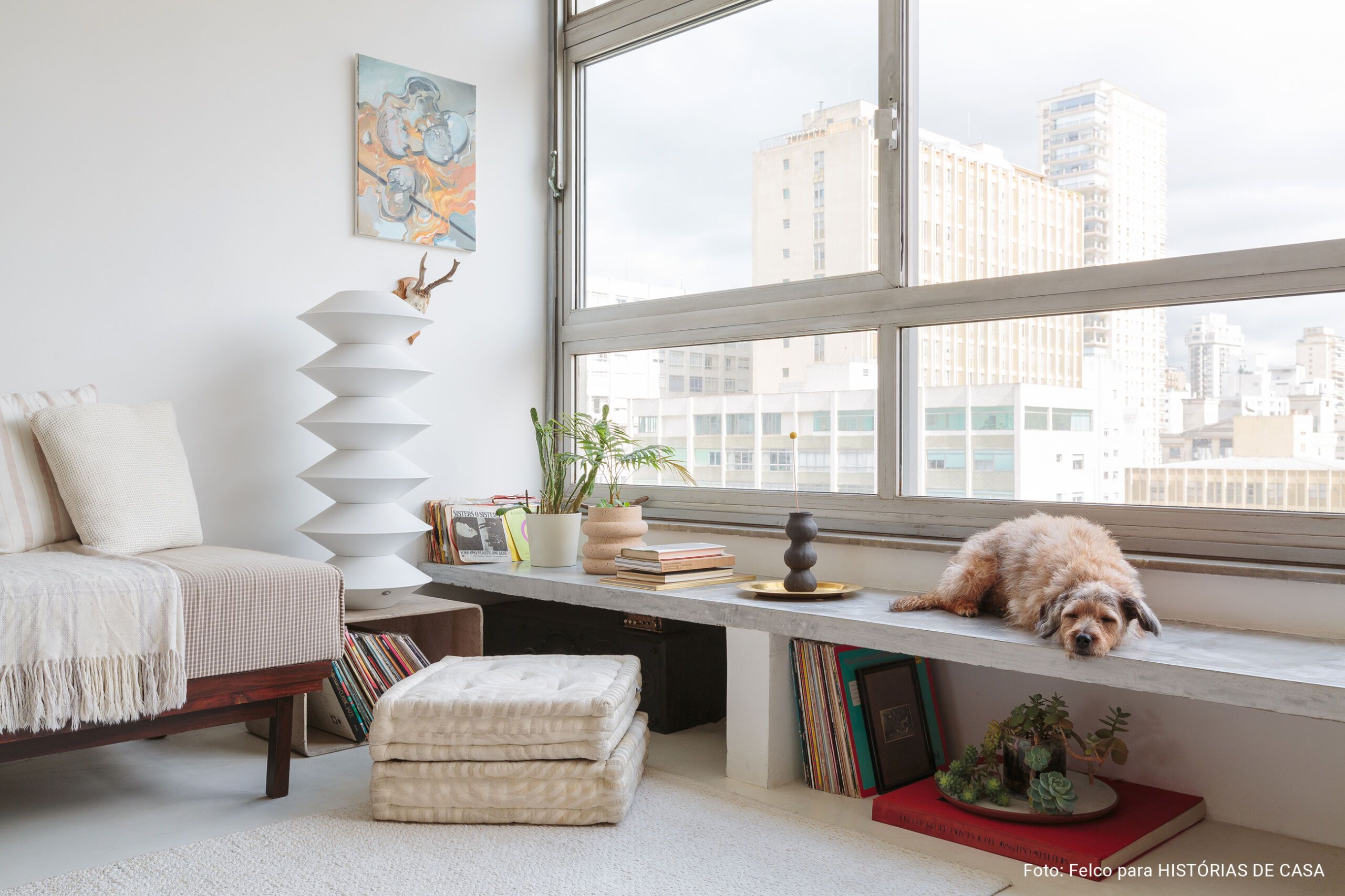 Apartamento com piso claro decorado com tons neutros, madeira e plantas no Histórias de Casa