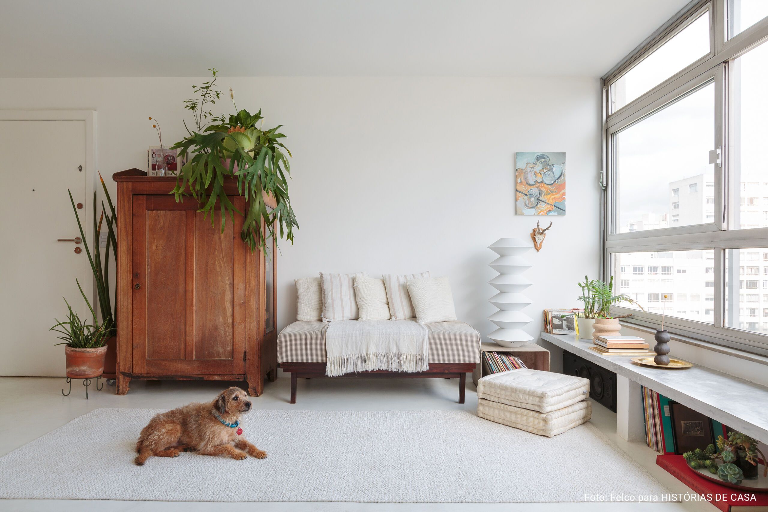 Apartamento com piso claro decorado com tons neutros, madeira e plantas no Histórias de Casa