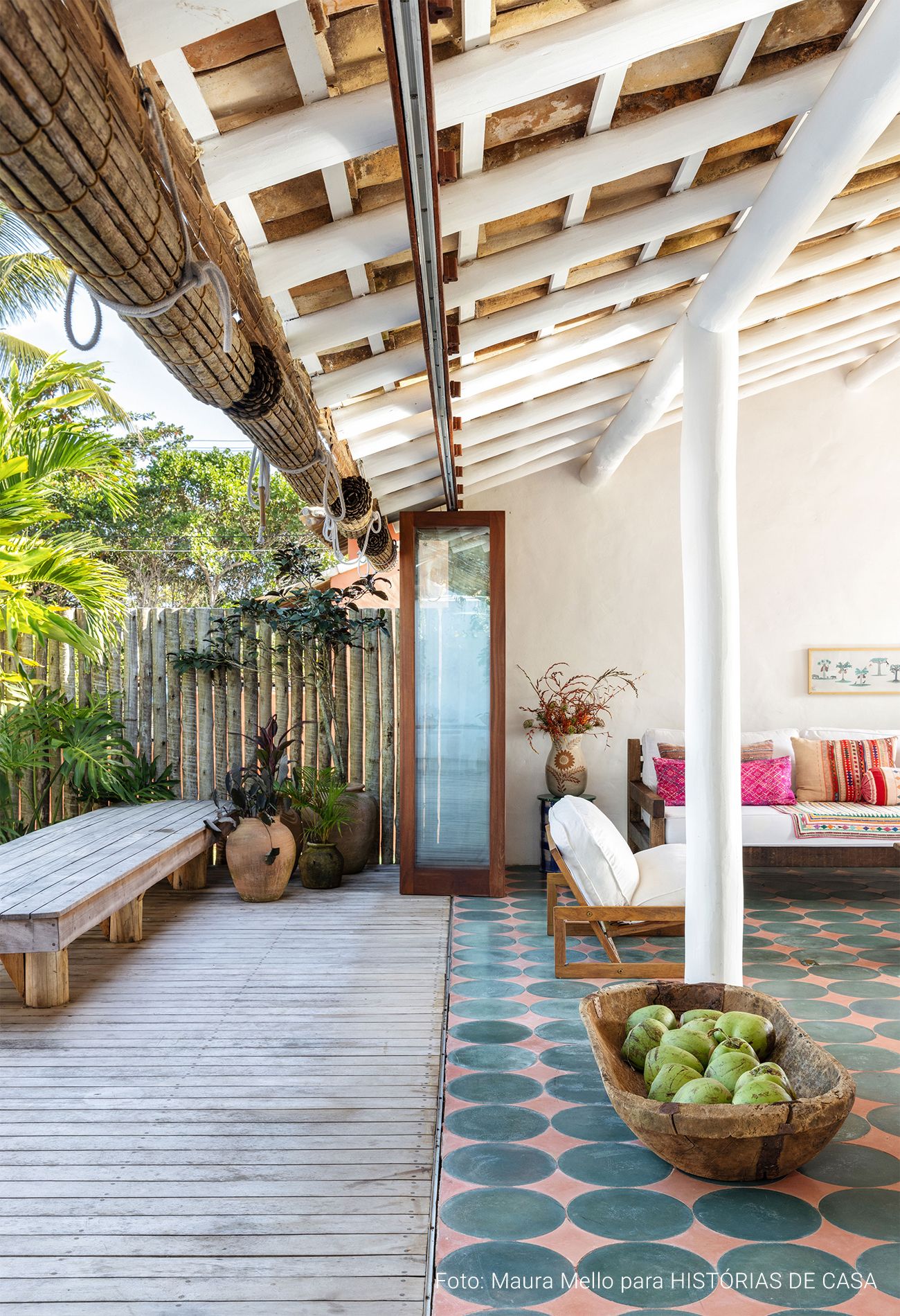Casa com decoração praiana, uso de materiais naturais e área externa com piscina