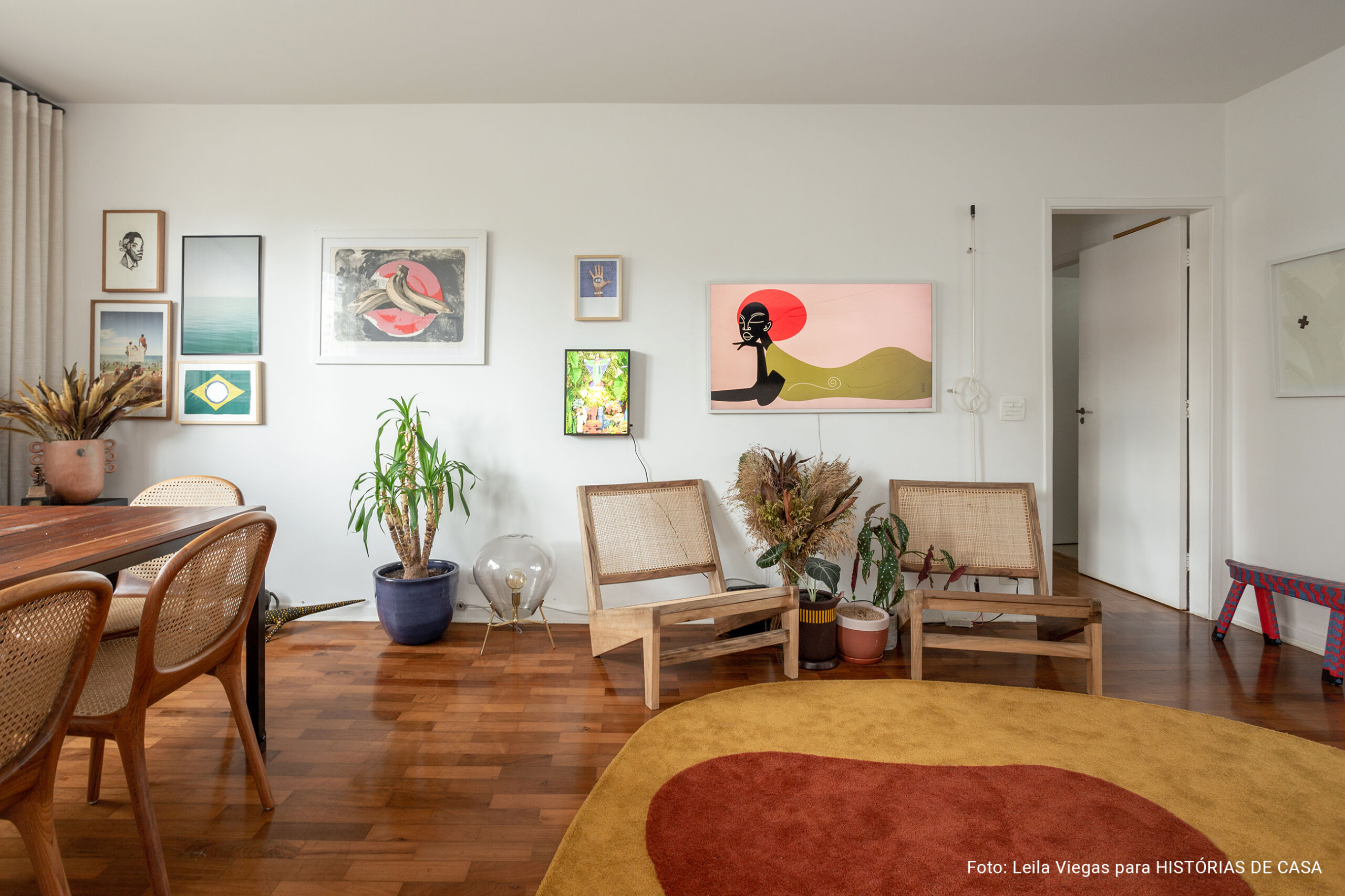 O apartamento colorido de Laura Miranda com a Raízs Orgânicos