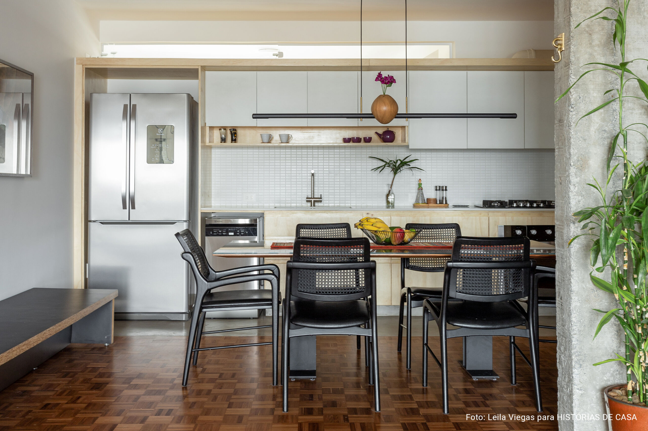 Apartamento reformado com cozinha integrada e sala aconchegante