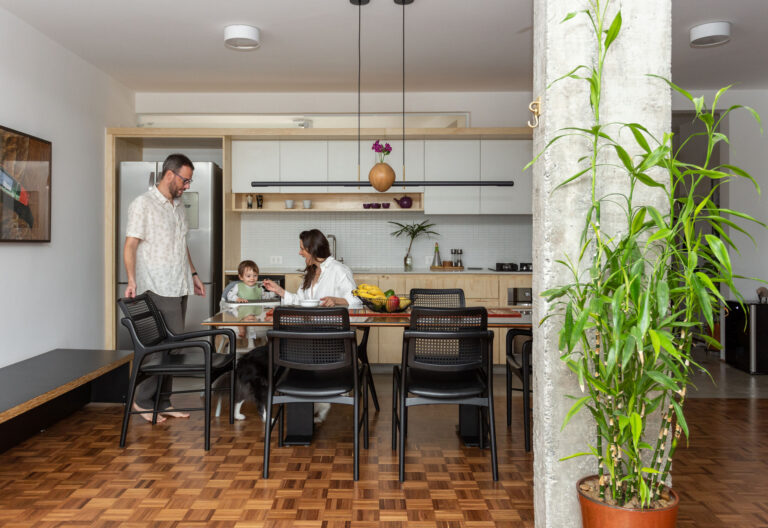 Apartamento reformado com cozinha integrada e sala aconchegante