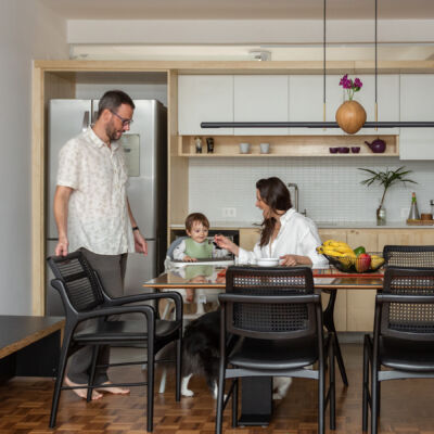 Apartamento reformado com cozinha integrada e sala aconchegante