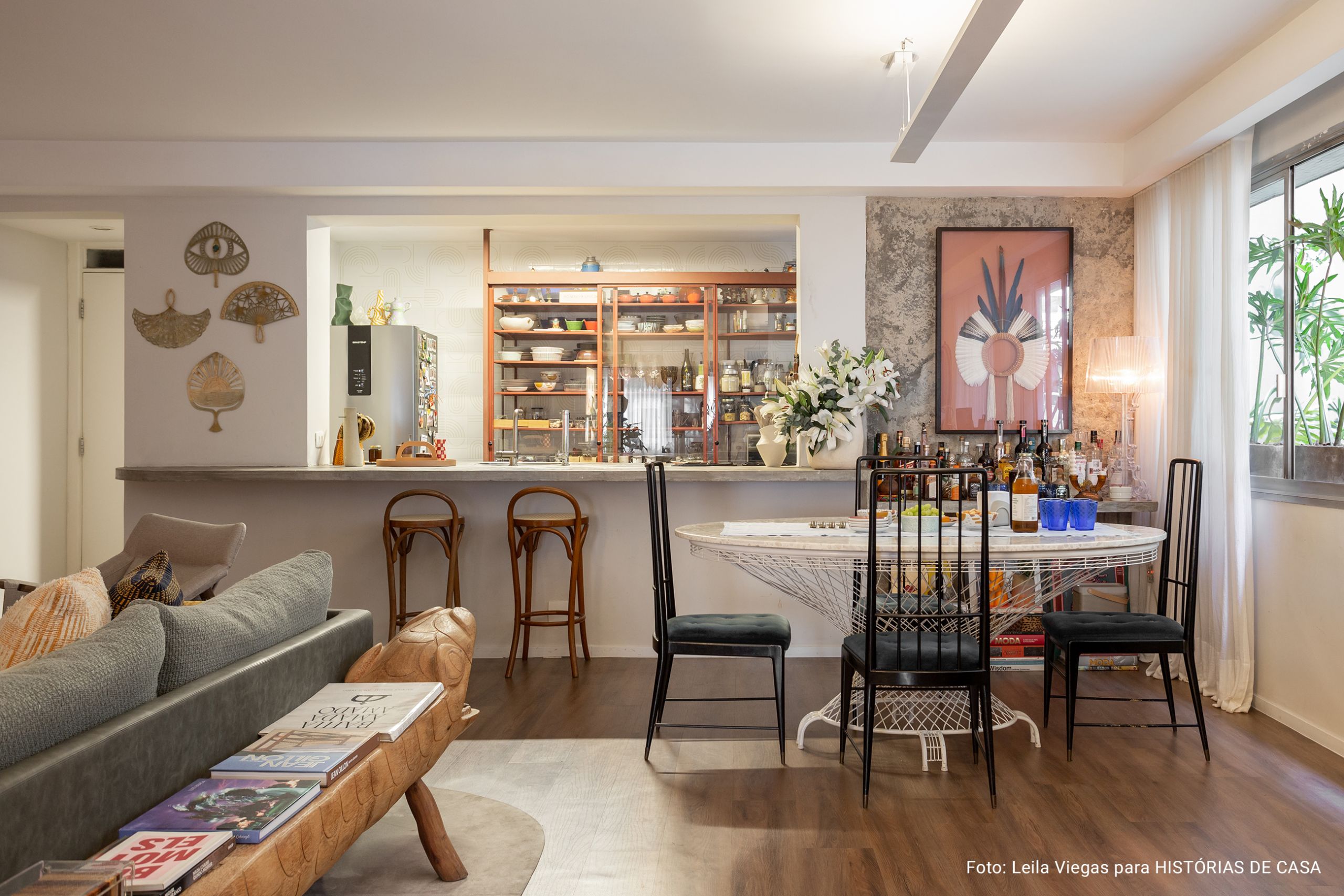 Apartamento com living e cozinha integrados com piso de madeira e decoração contemporânea