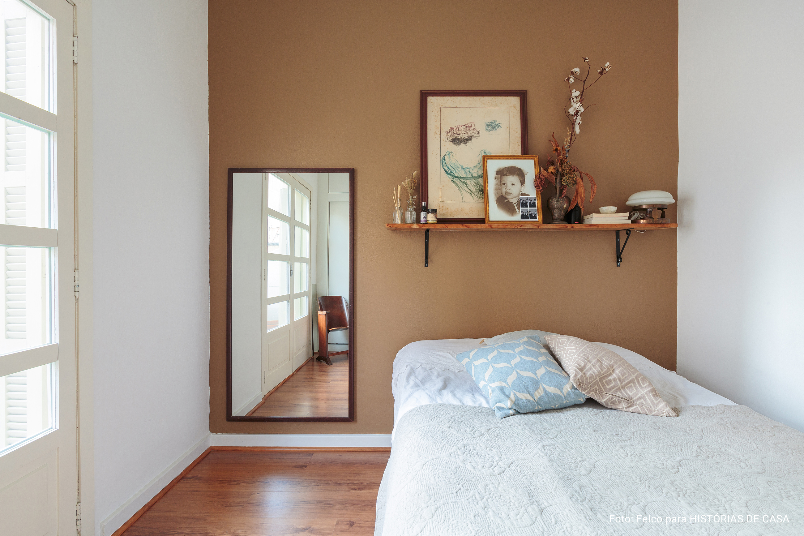 Apartamento colorido, parede marrom, antes e depois, transformação, quarto colorido