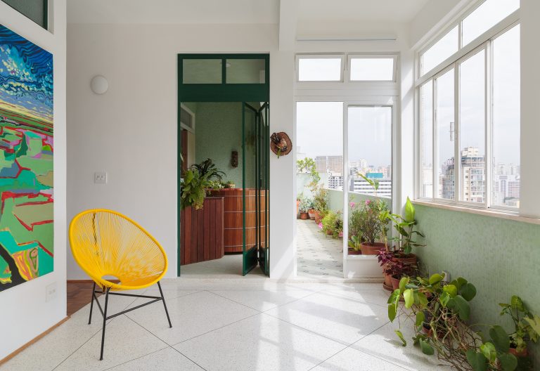 Apartamento decorado, colorido, plantas, varanda