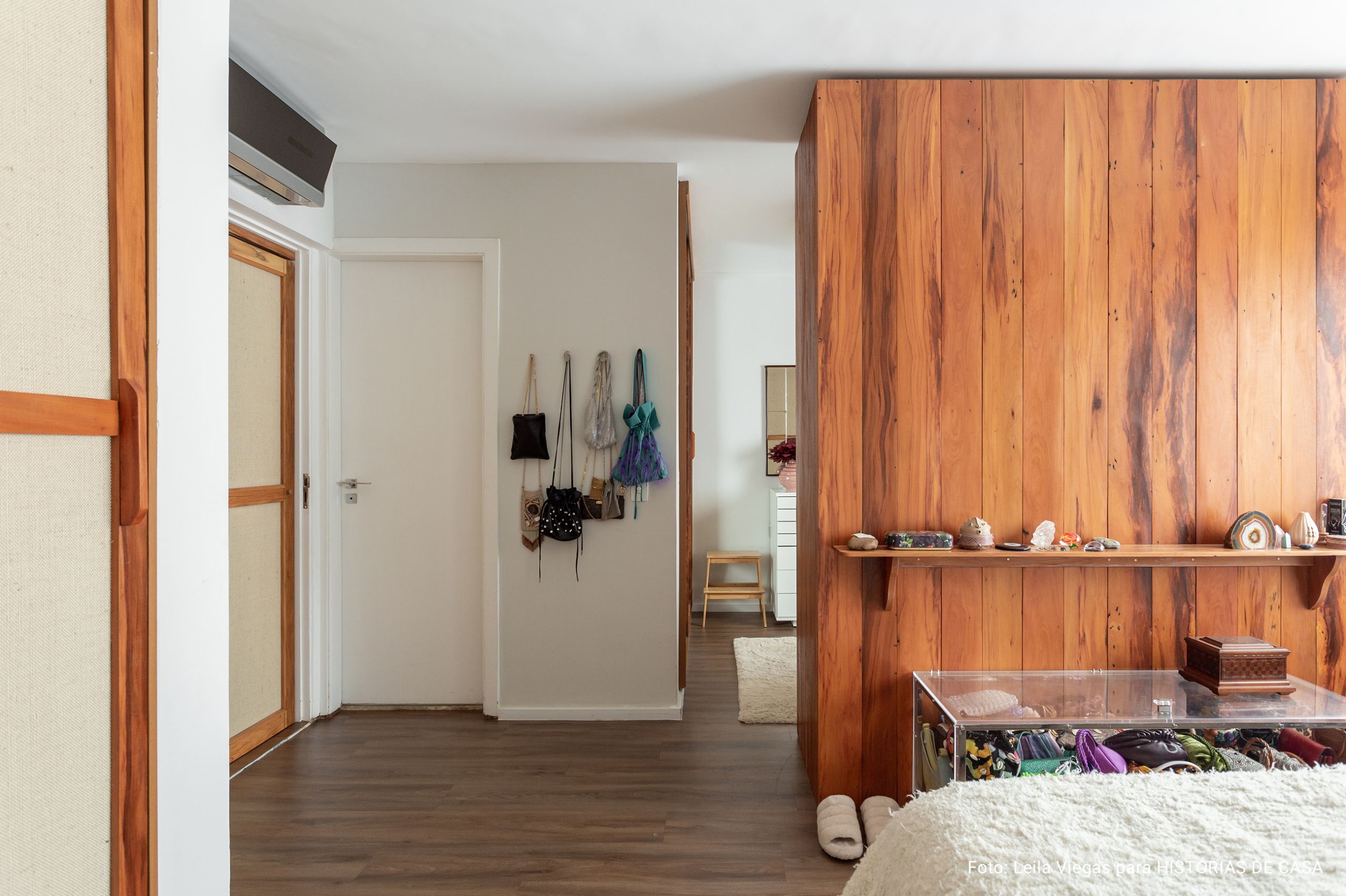Apartamento com living e cozinha integrados com piso de madeira e decoração contemporânea