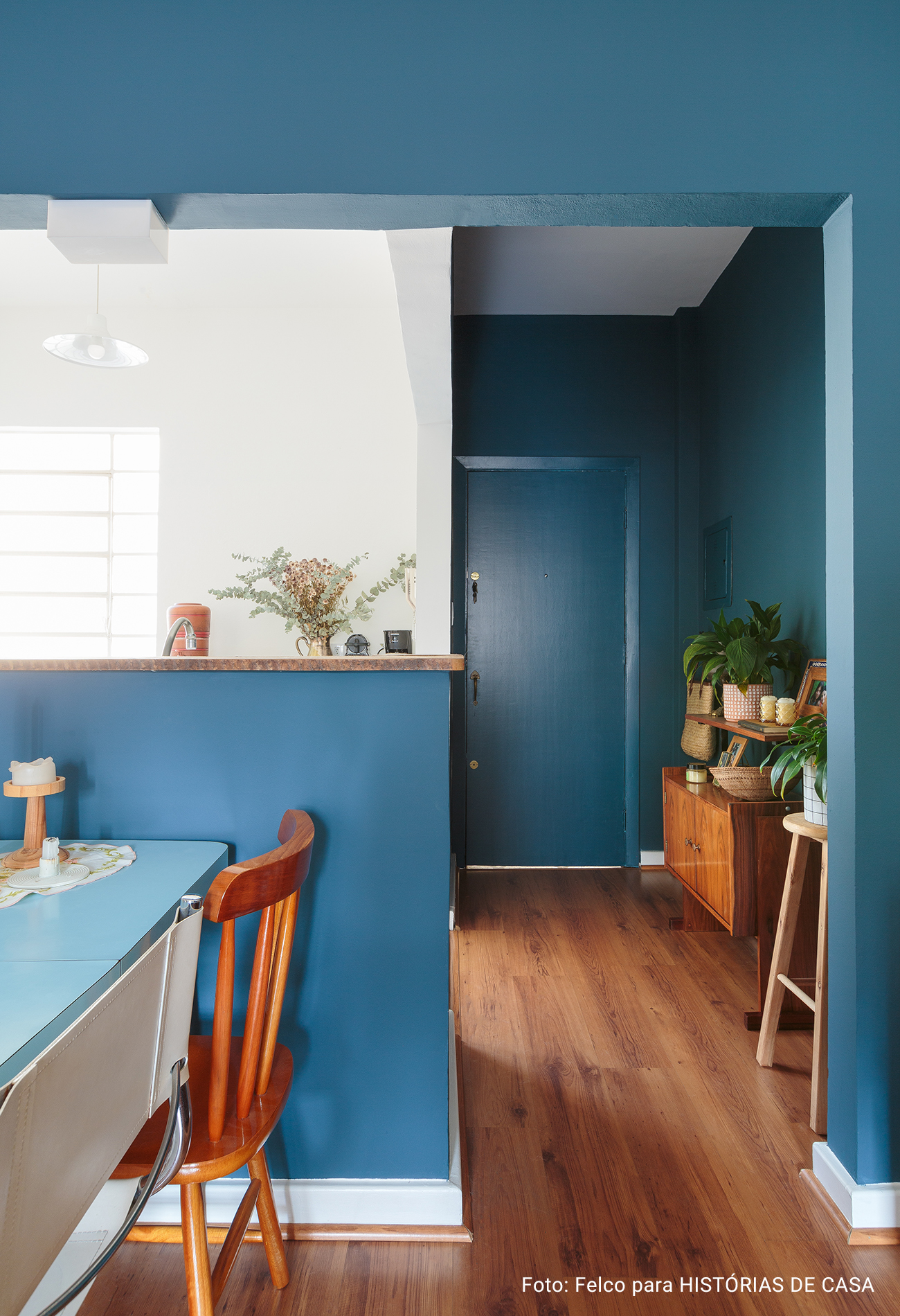 antes e depois, decoração, apartamento decorado, pintura, apartamento colorido, parede azul, cozinha integrada
