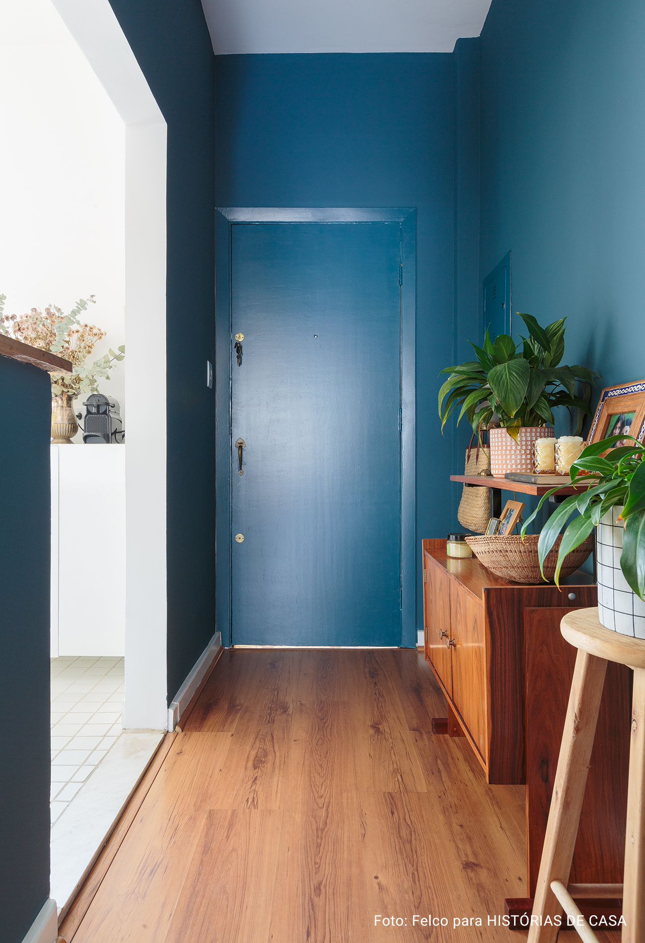 Apartamento colorido, antes e depois, parede azul, transformação