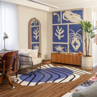 Apartamento com living e cozinha integrados com piso de madeira e decoração contemporânea