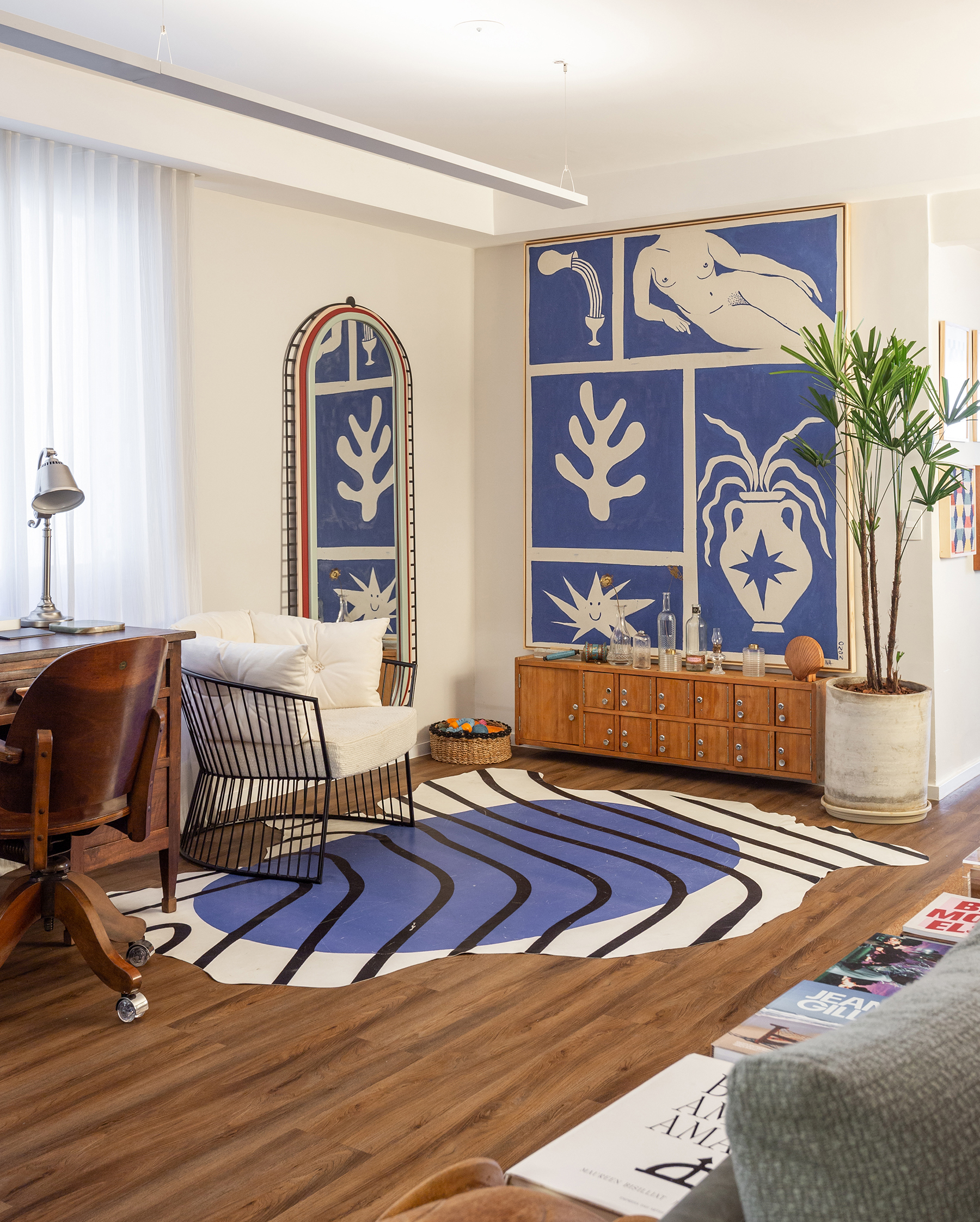 Apartamento com living e cozinha integrados com piso de madeira e decoração contemporânea