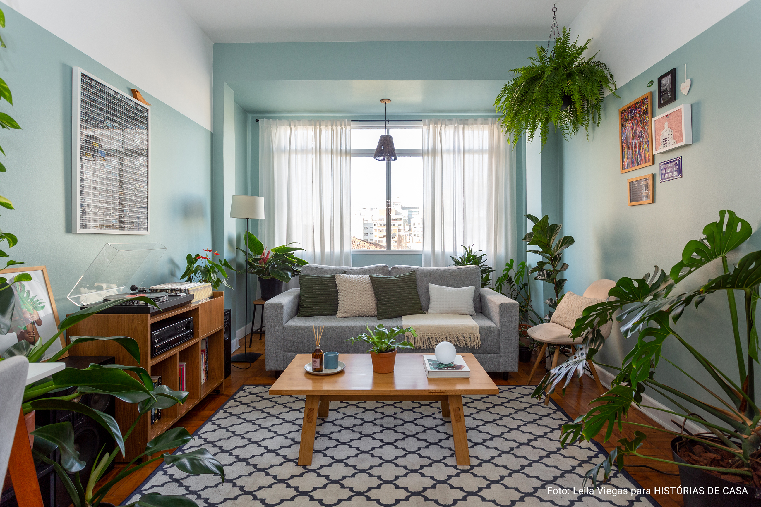 antes e depois, decoração, apartamento decorado, pintura, apartamento colorido, parede azul, plantas