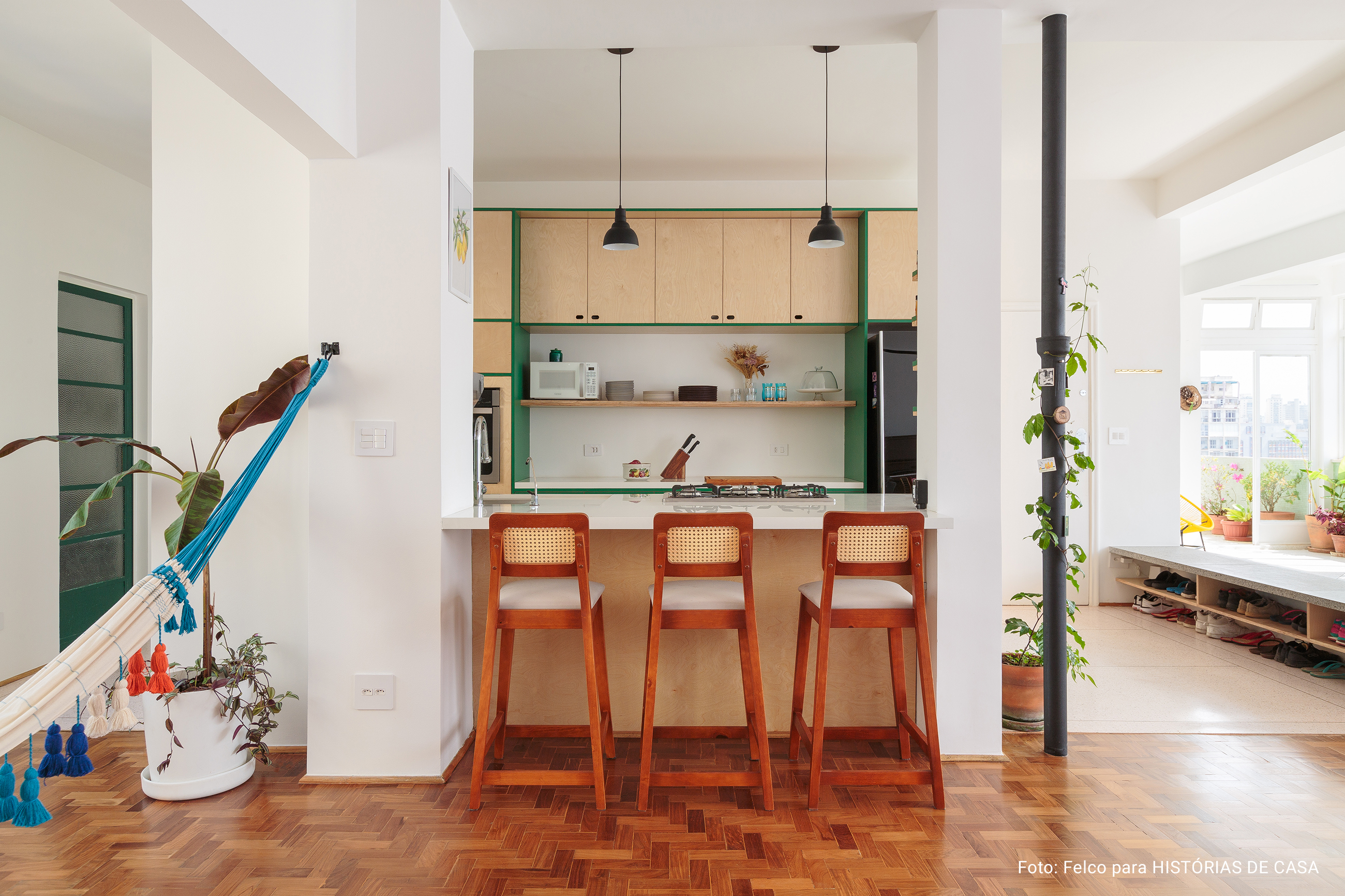 apartamento colorido, cozinha integrada, varanda, marcenaria