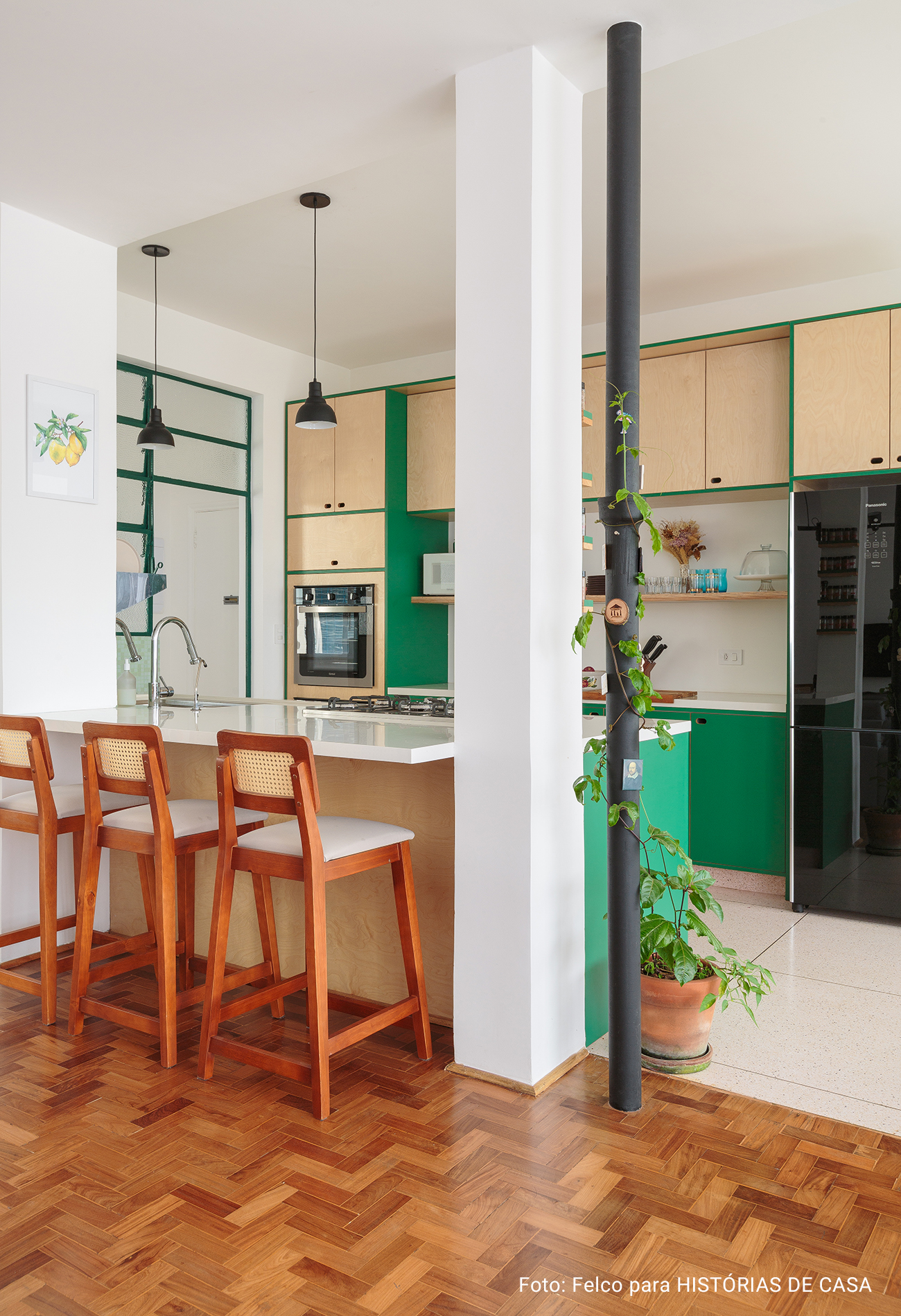 apartamento colorido, cozinha integrada, varanda, marcenaria