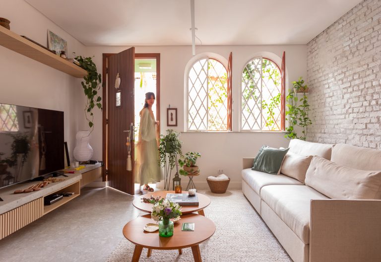 Casa de vila colorida aconchegante com luz natural e sustentabilidade