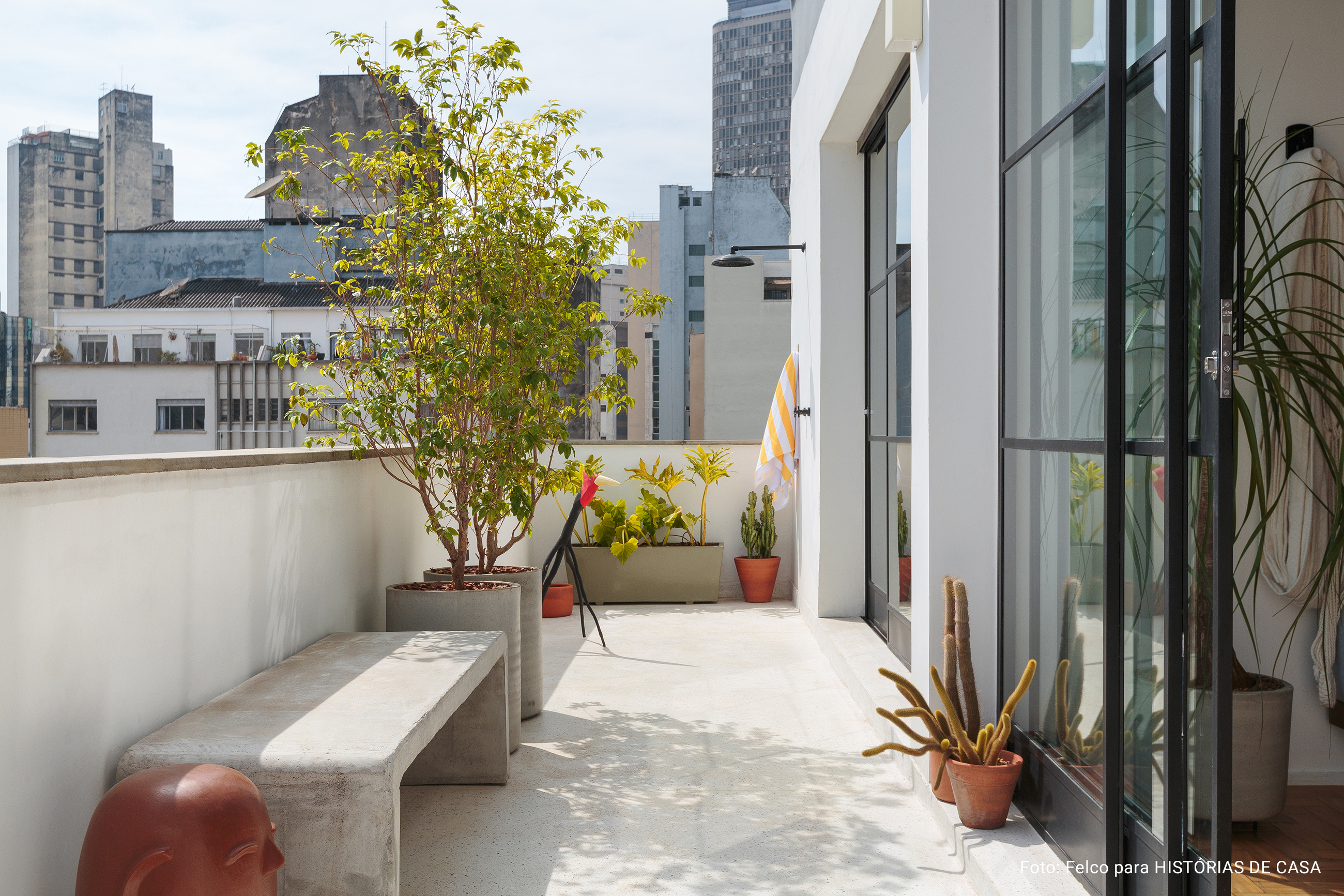 Casa minimalista verão cores frescas urbana leve varanda