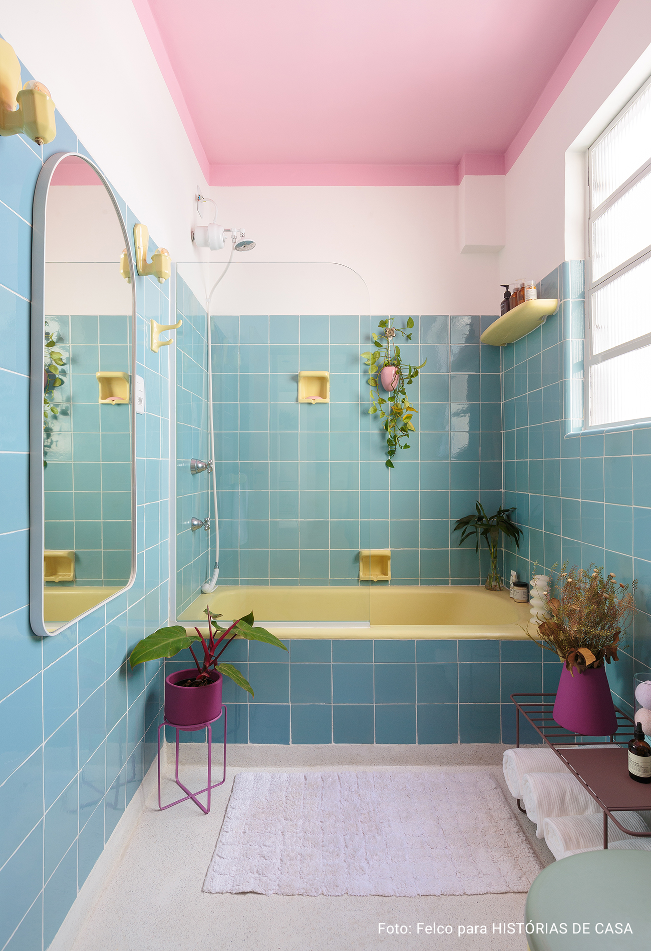 Banheiro colorido Casa minimalista verão cores frescas urbana leve varanda