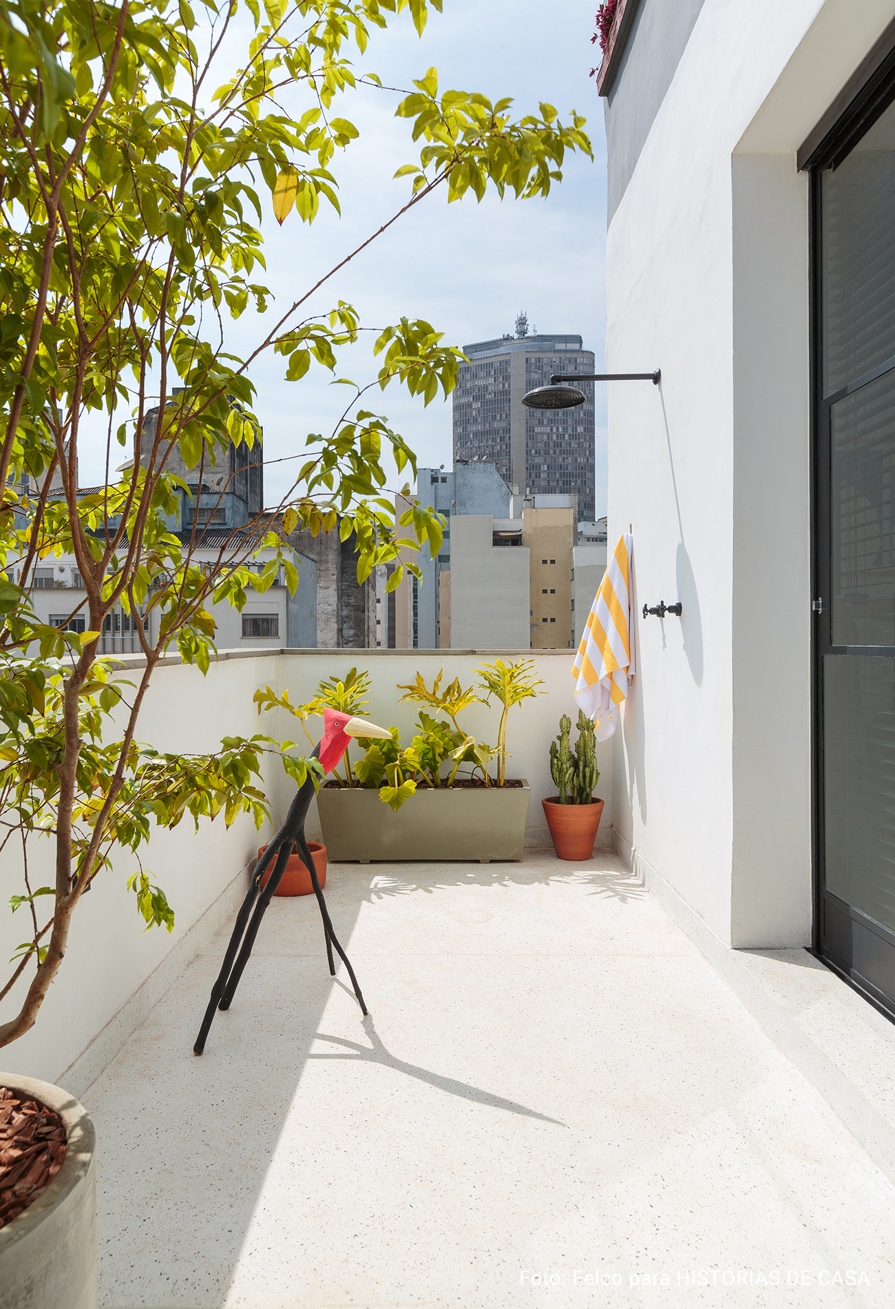 Casa minimalista verão cores frescas urbana leve varanda