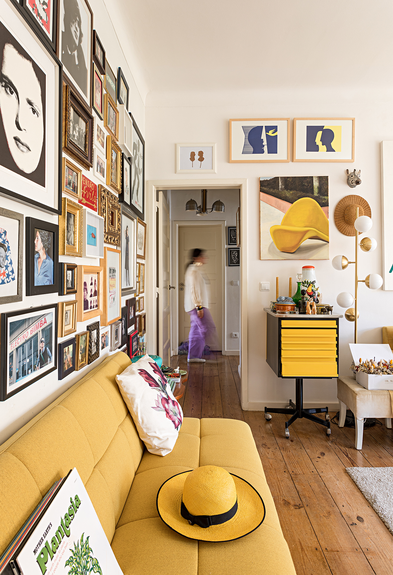 Apartamento decorado decoração quadros amarelo colorido lisboa portugal