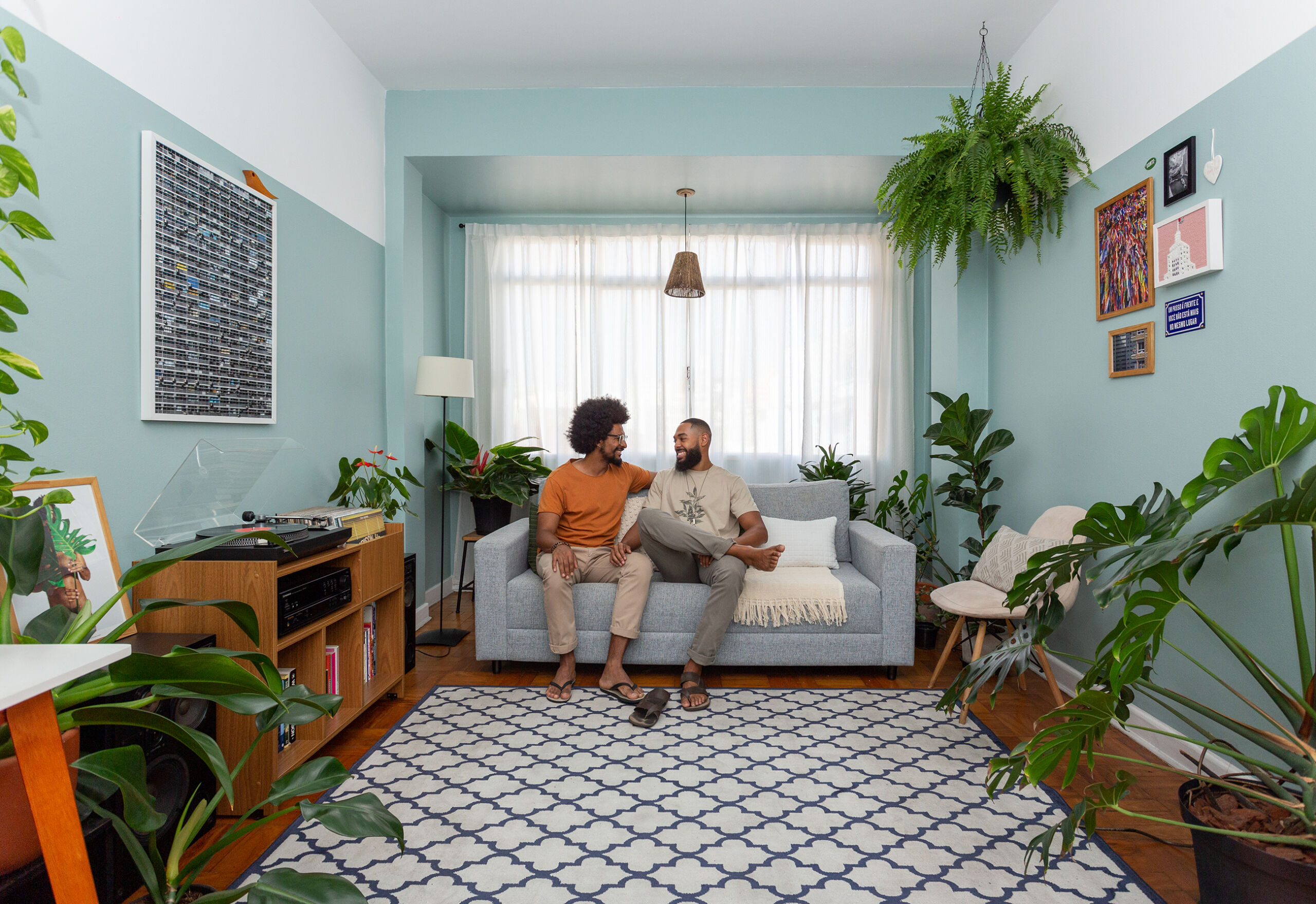 antes e depois, decoração, apartamento decorado, pintura, apartamento colorido, parede azul, plantas