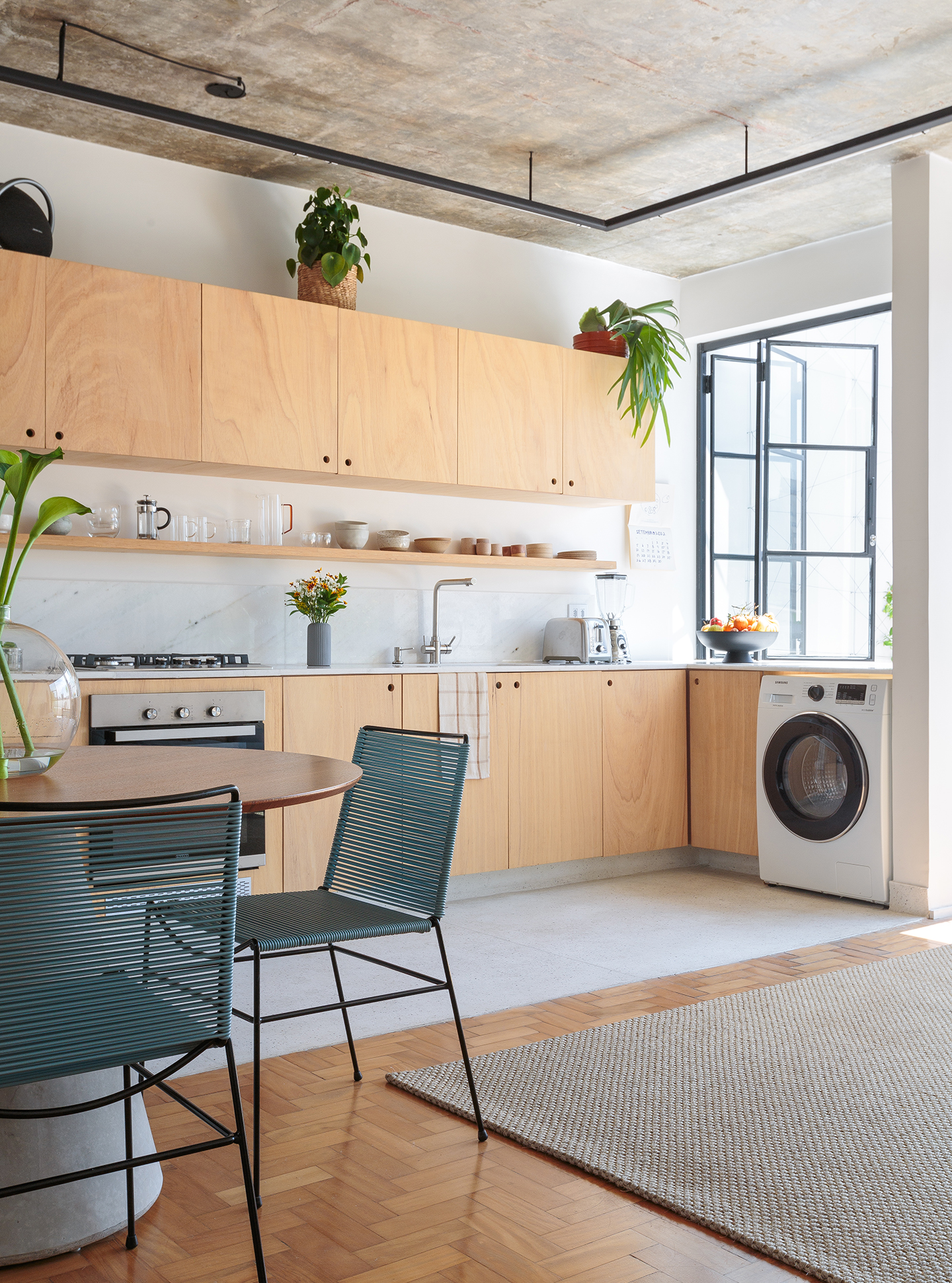 Casa minimalista verão cores frescas urbana leve varanda