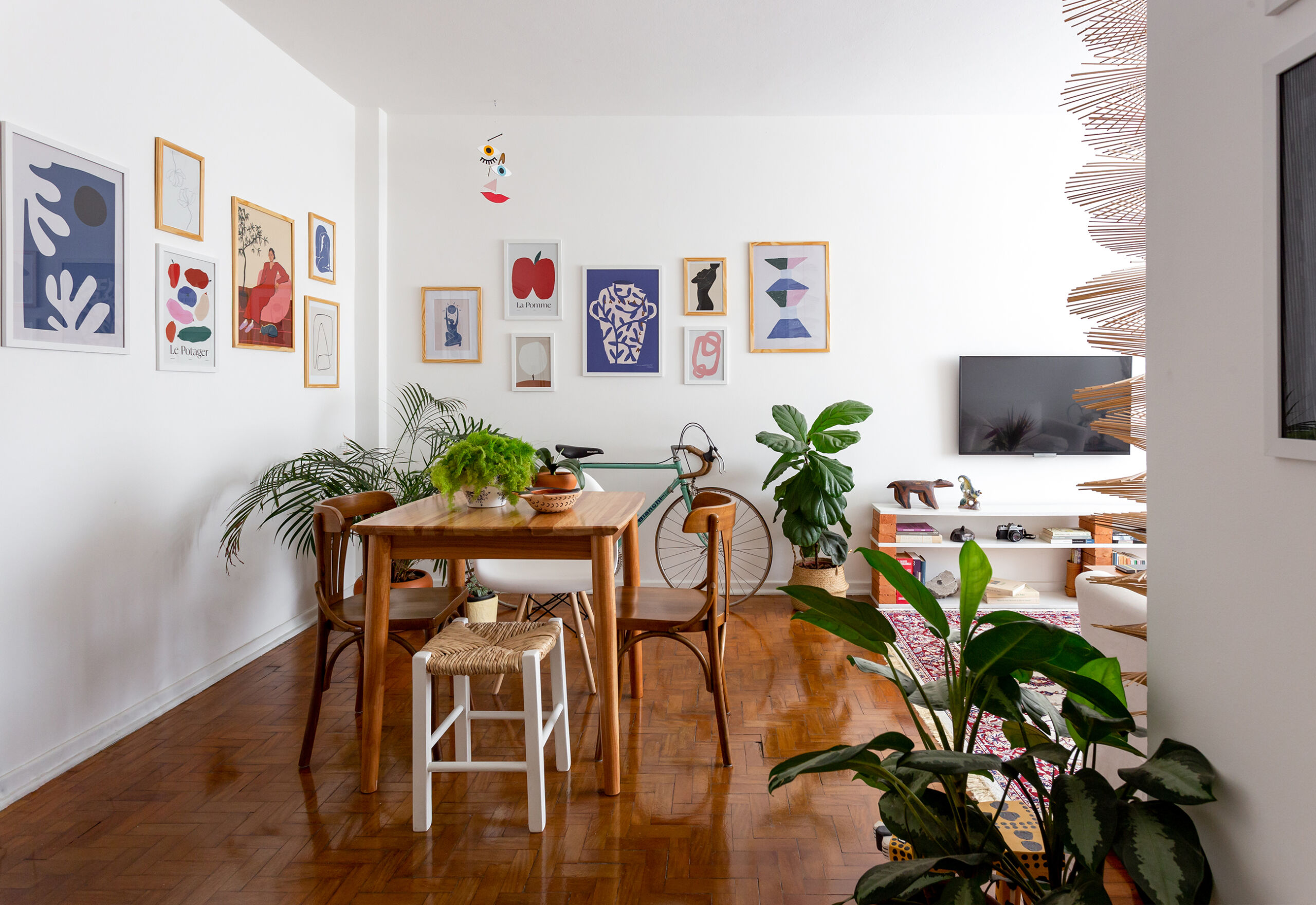 Antes e depois casa decorada com quadros geométricos, abstratos e coloridos da Obrah