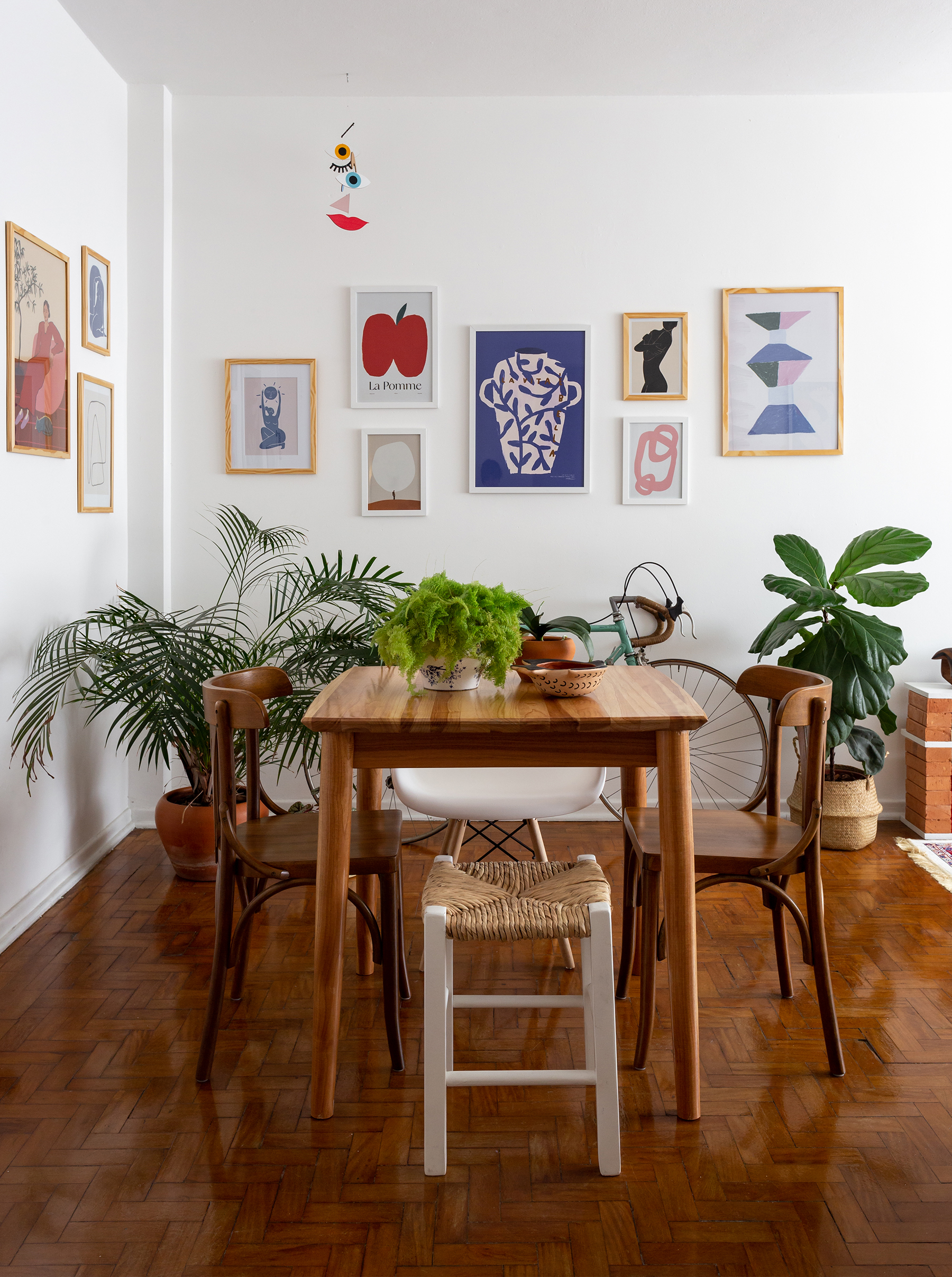 Antes e depois casa decorada com quadros geométricos, abstratos e coloridos da Obrah
