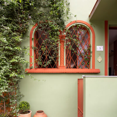 Casa de vila colorida aconchegante com luz natural e sustentabilidade