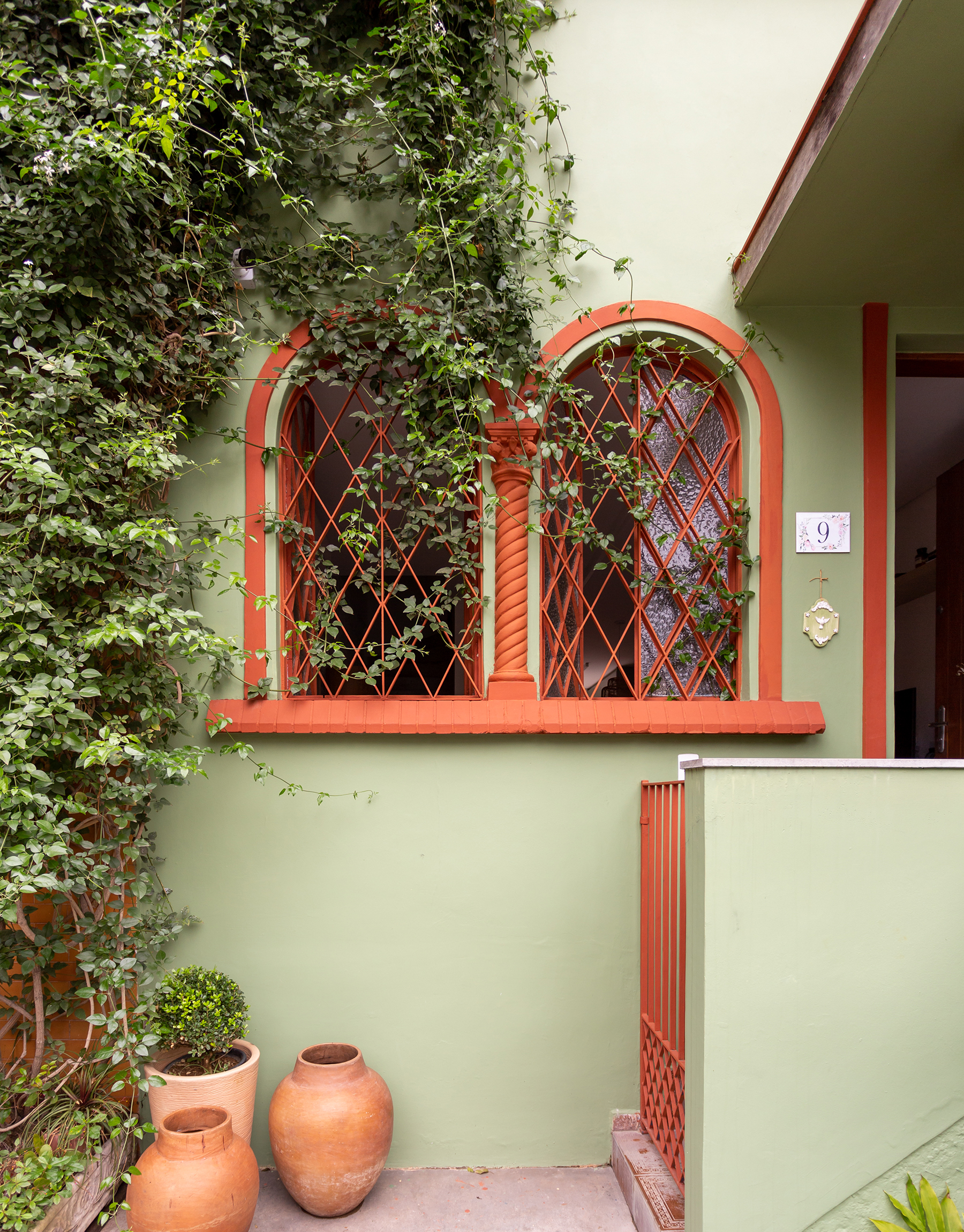 Casa de vila colorida aconchegante com luz natural e sustentabilidade