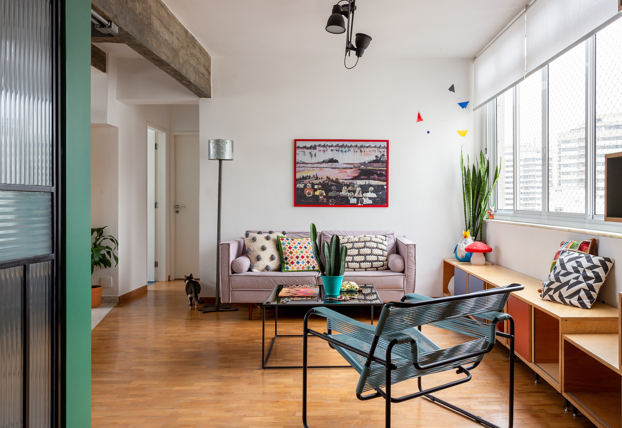 Apartamento moderno mobiliado colorido marcenaria