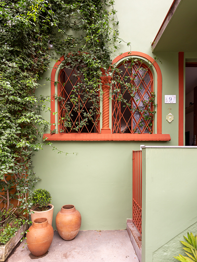 Casa de vila colorida aconchegante com luz natural e sustentabilidade