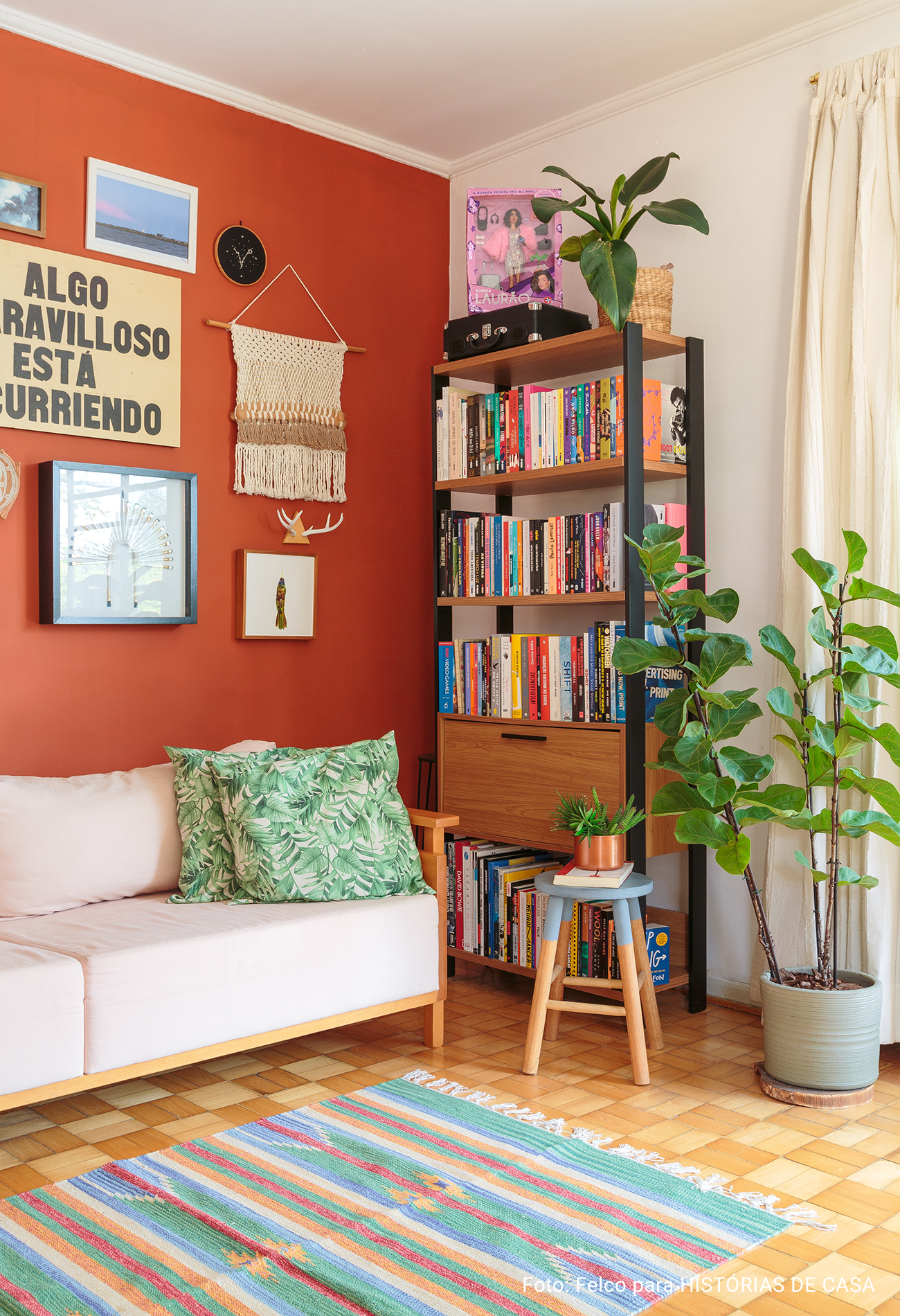Casa decorada com parede colorida, living, sala de estar