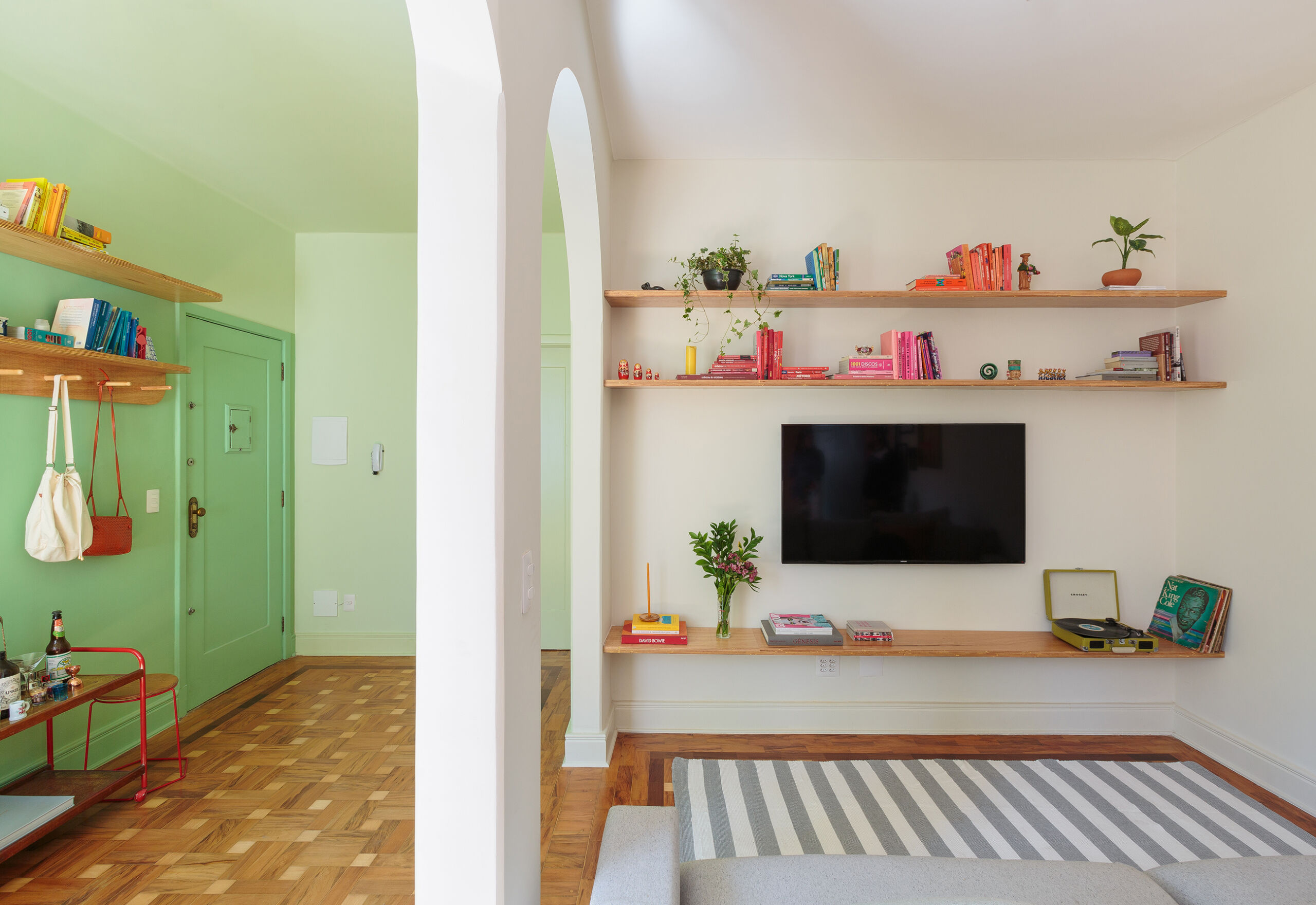 Apartamento com paredes coloridas, arcos e piso de tacos