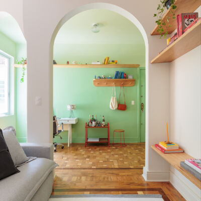 Apartamento com paredes coloridas, arcos e piso de tacos