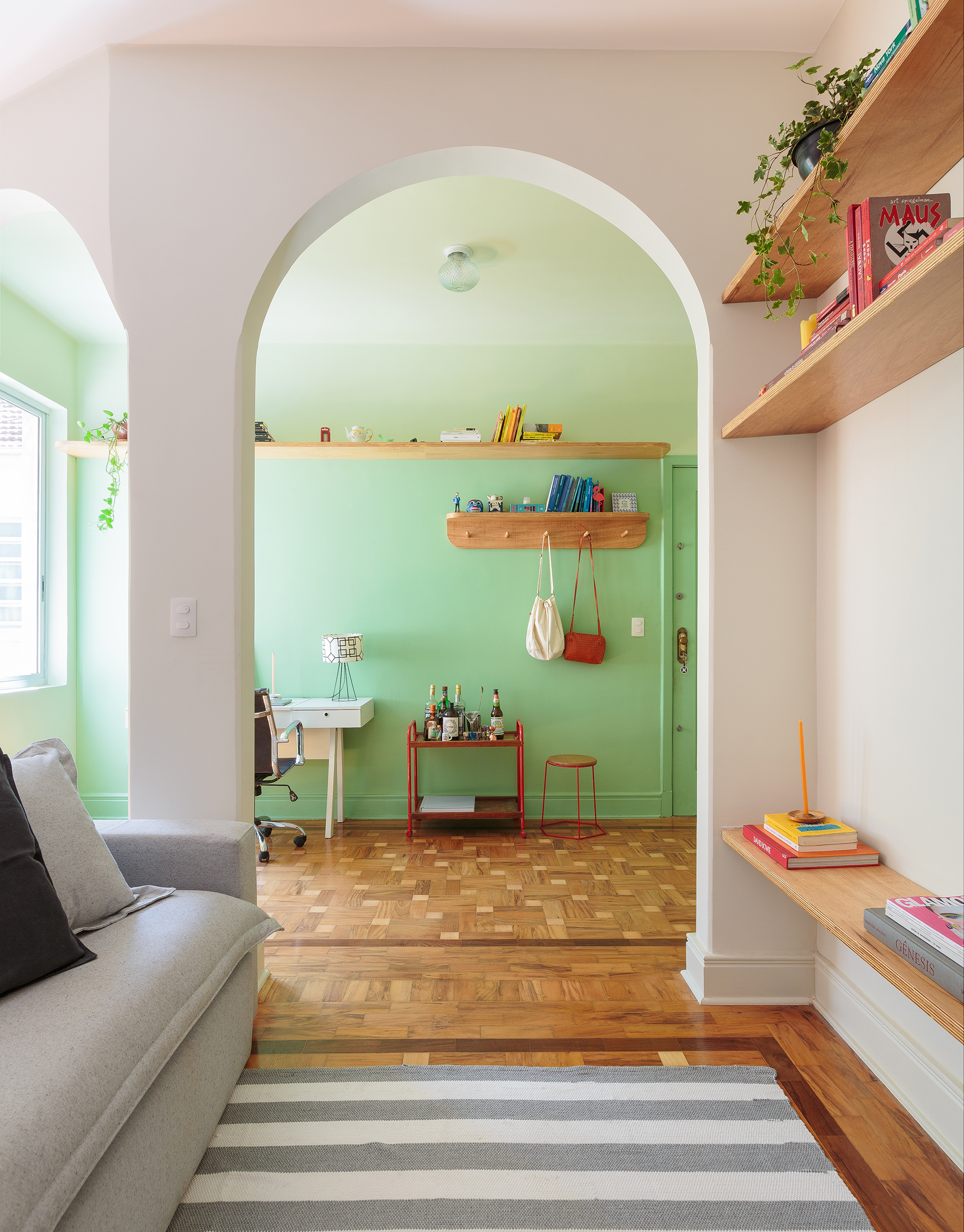 Apartamento com paredes coloridas, arcos e piso de tacos