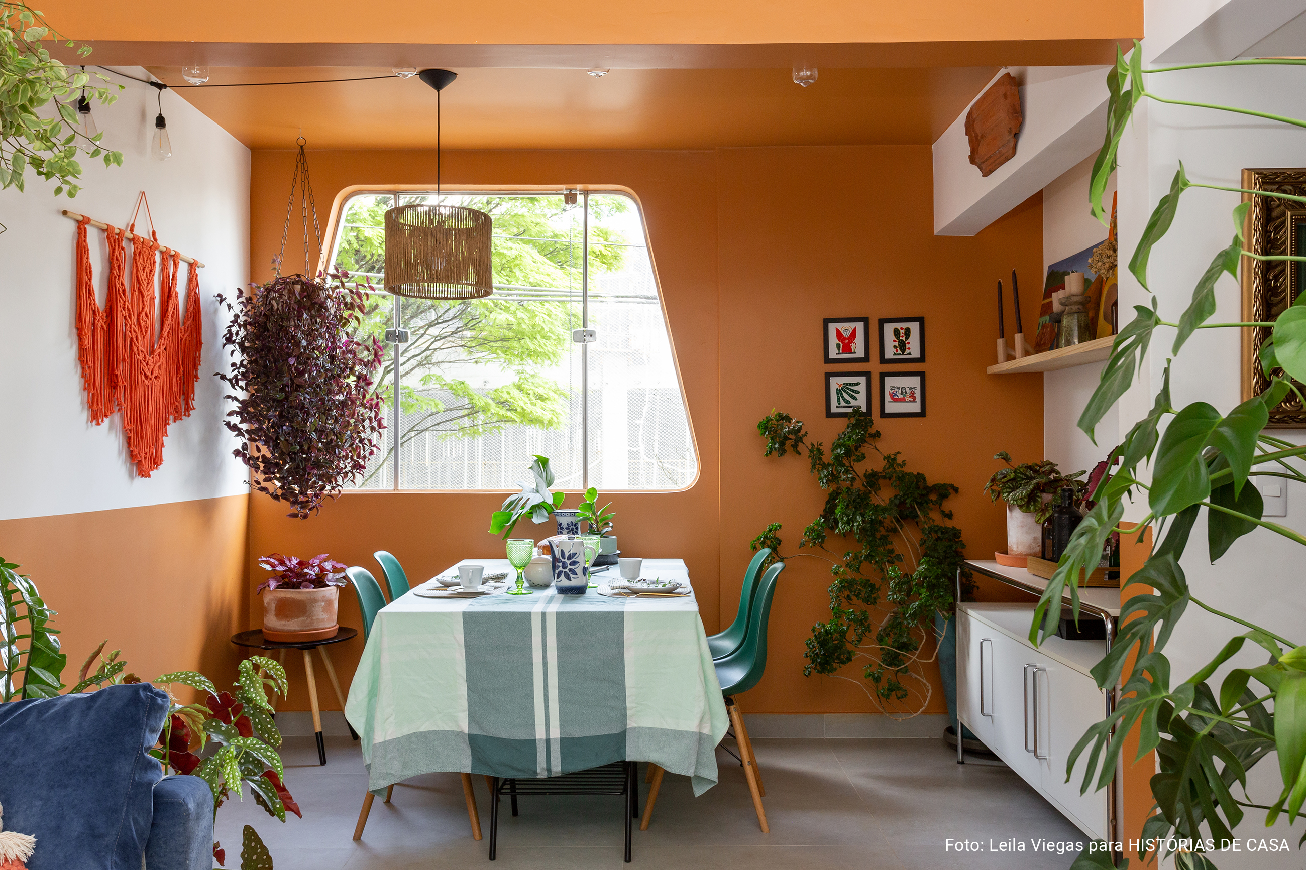Antes e depois sala de jantar colorida com plantas, apartamento em São Paulo