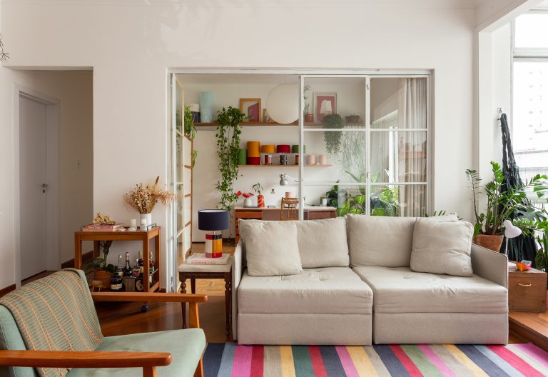 Apartamento colorido com esquadrias brancas e muitas plantas