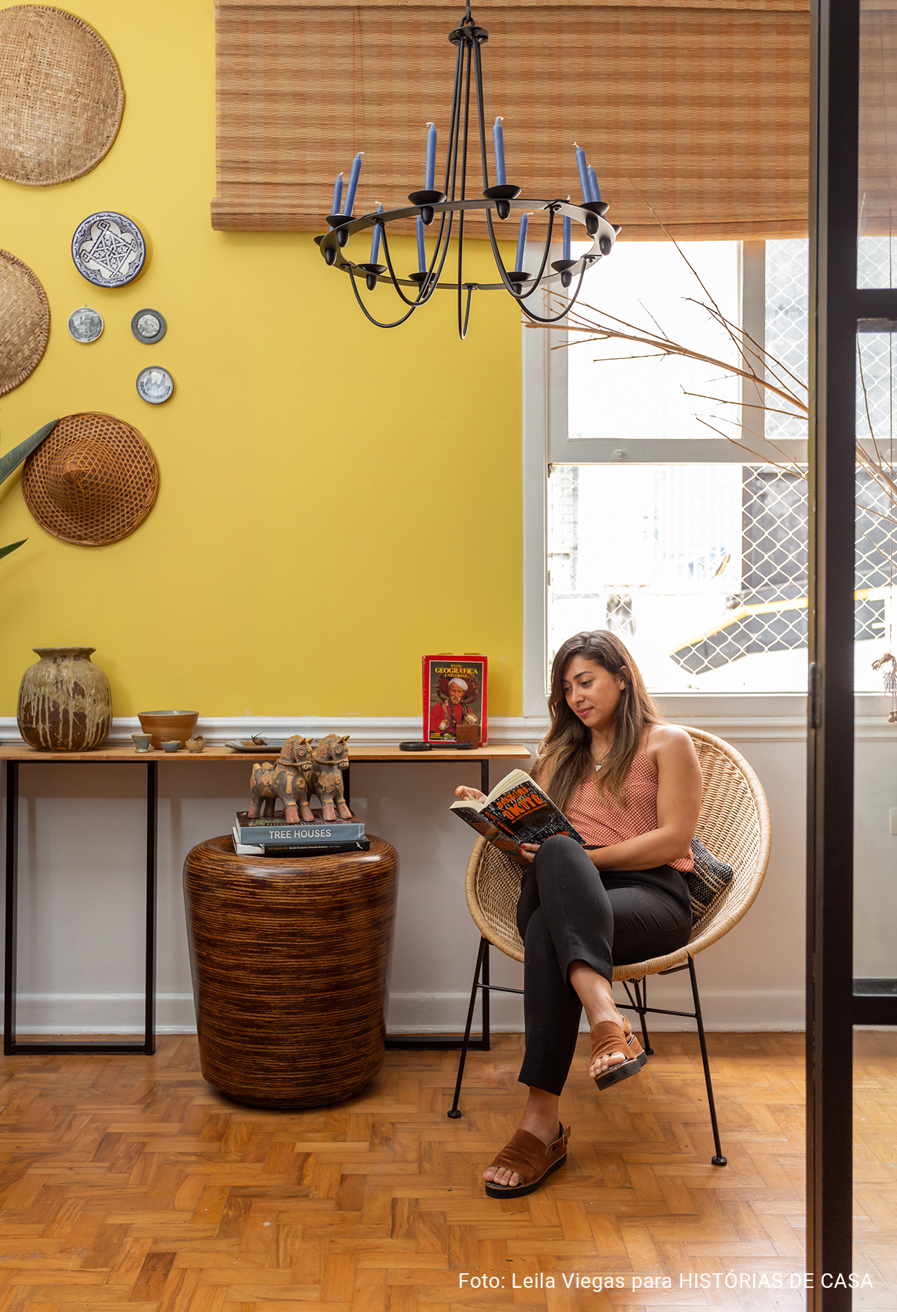 Antes e Depois em um apartamento pequeno, com paredes coloridas e home office integrado