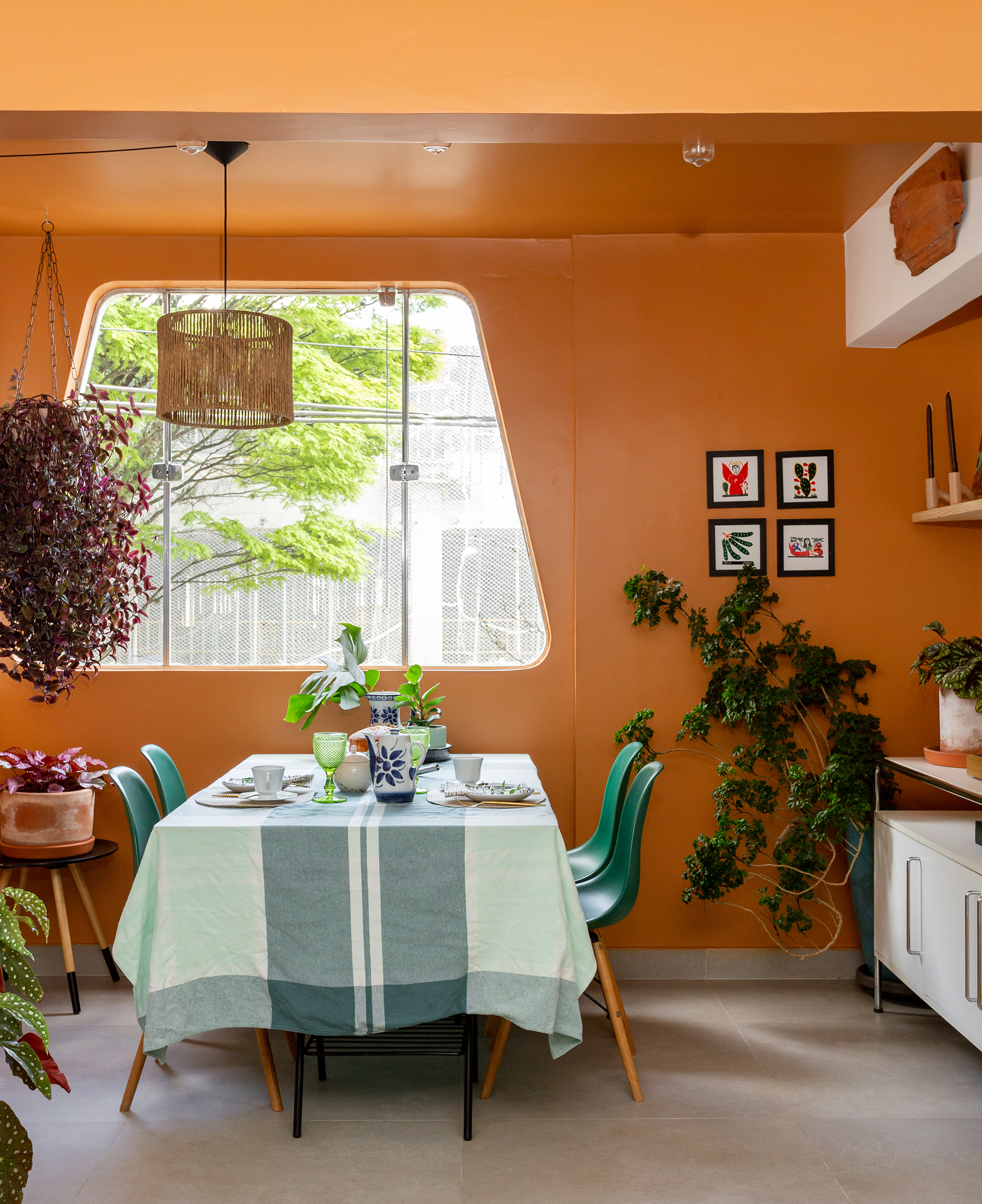 Antes e depois sala de jantar colorida com plantas, apartamento em São Paulo