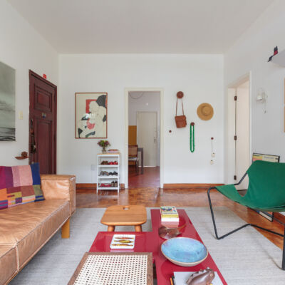 Apartamento alugado com decoração colorida e obras de arte, prédio antigo e paredes coloridas